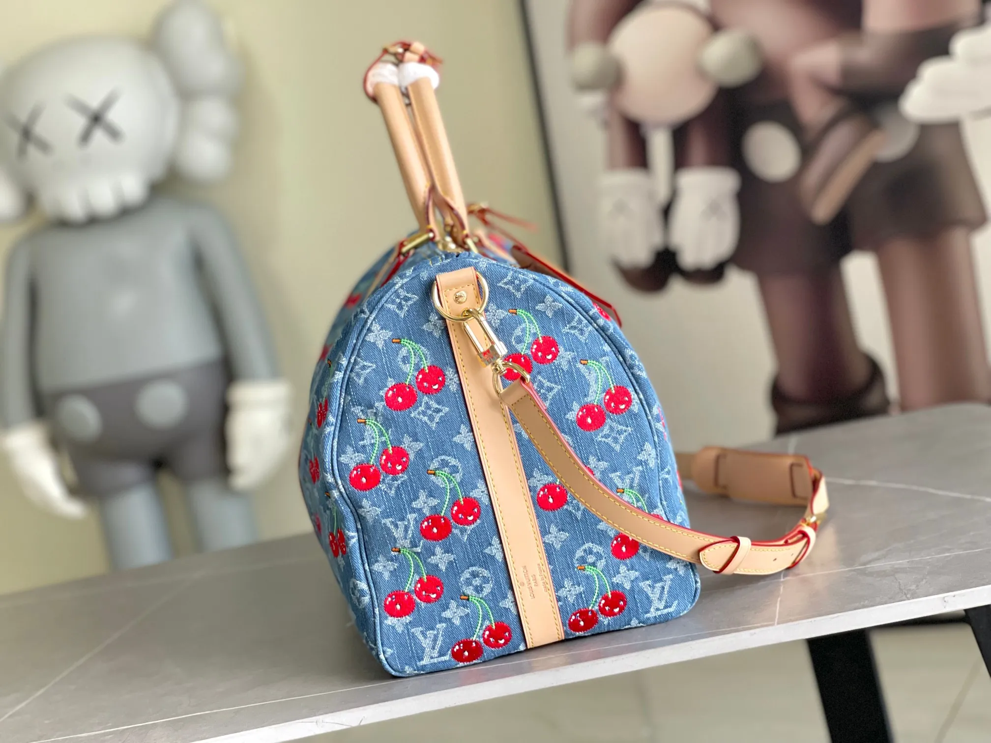 💰1460 top original transcoding chip This M13875 Keepall Bandouliere 45 travel bag is made of Monogram Heritage coating, conveying the cruise travel style with gorgeous style. The restrained color scheme and distressed hardware exude sophistication, while the soft cowhide leather details highlight the brand's craftsmanship. The top handle and removable and adjustable shoulder strap allow for a variety of carrying options. 45x27x20 cm (LxHxW) Monogram Heritage coated cowhide leather trim