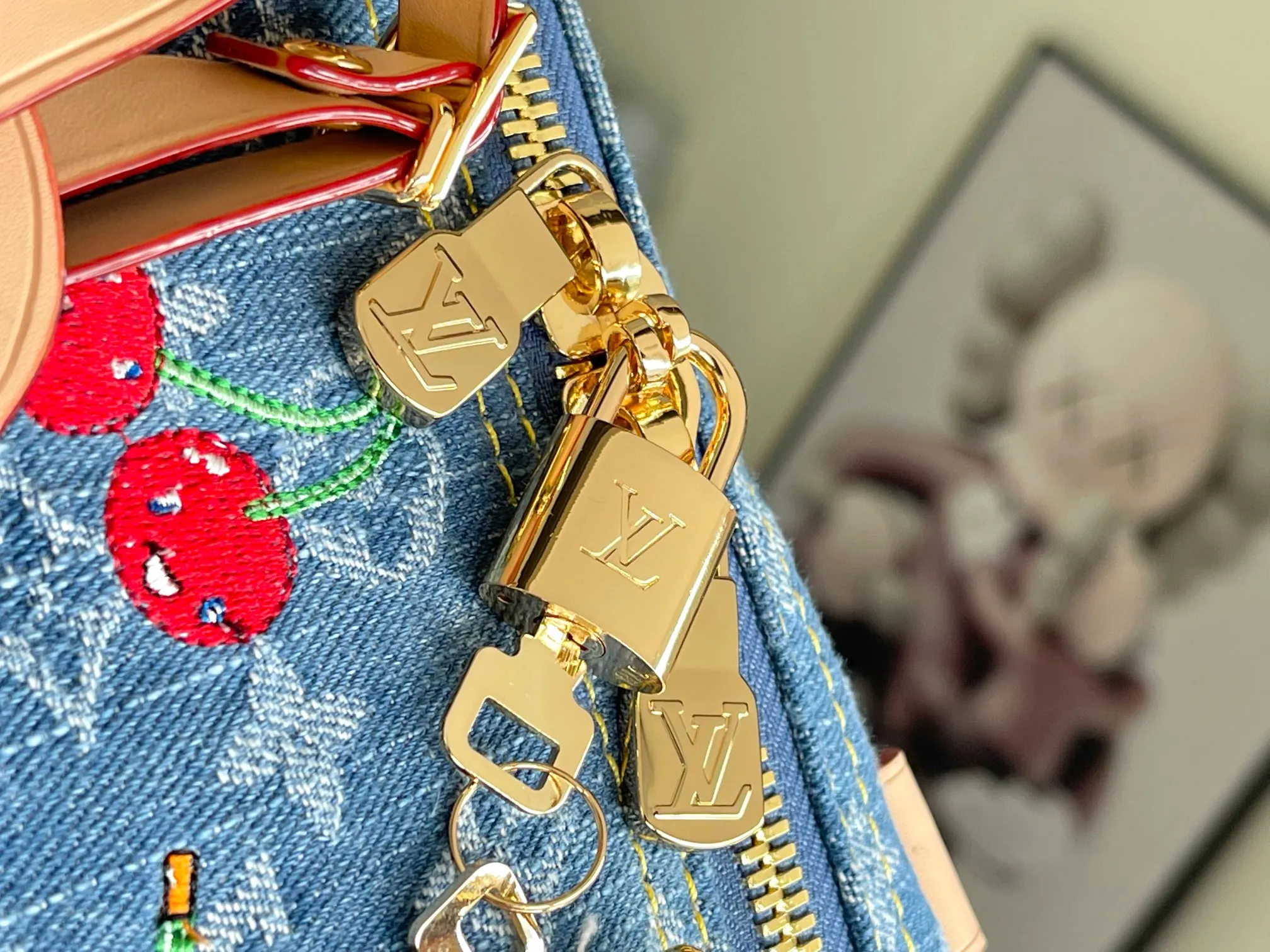 💰1460 top original transcoding chip This M13875 Keepall Bandouliere 45 travel bag is made of Monogram Heritage coating, conveying the cruise travel style with gorgeous style. The restrained color scheme and distressed hardware exude sophistication, while the soft cowhide leather details highlight the brand's craftsmanship. The top handle and removable and adjustable shoulder strap allow for a variety of carrying options. 45x27x20 cm (LxHxW) Monogram Heritage coated cowhide leather trim