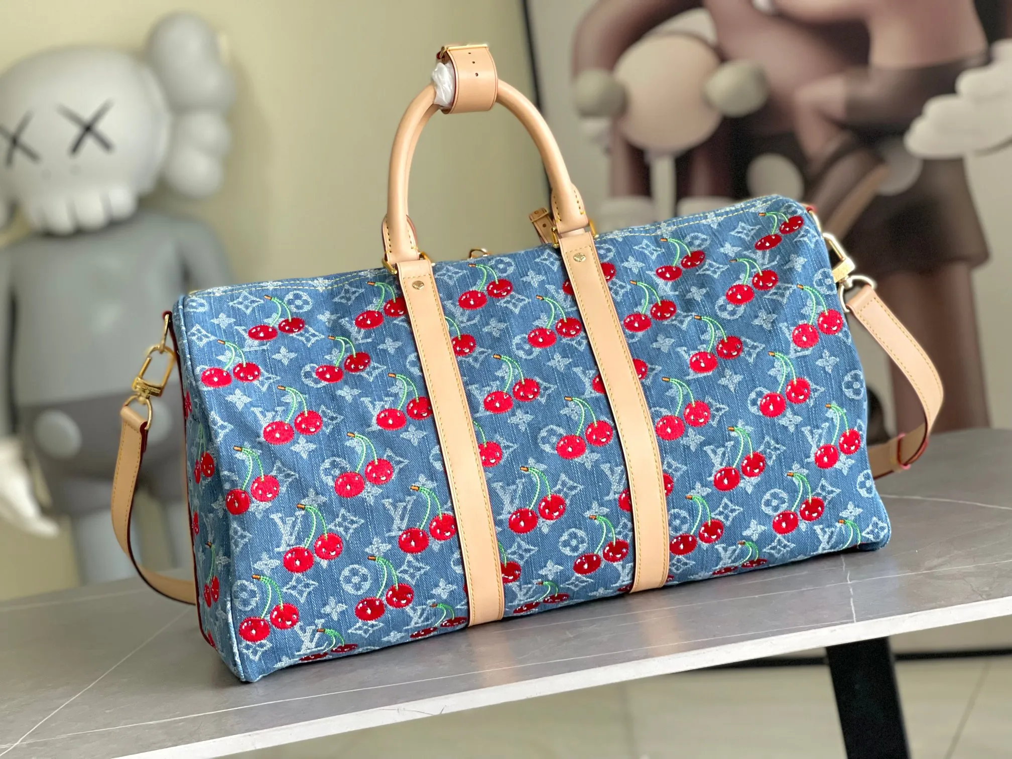 💰1460 top original transcoding chip This M13875 Keepall Bandouliere 45 travel bag is made of Monogram Heritage coating, conveying the cruise travel style with gorgeous style. The restrained color scheme and distressed hardware exude sophistication, while the soft cowhide leather details highlight the brand's craftsmanship. The top handle and removable and adjustable shoulder strap allow for a variety of carrying options. 45x27x20 cm (LxHxW) Monogram Heritage coated cowhide leather trim