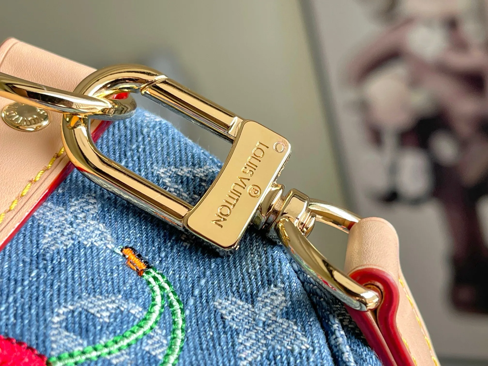 💰1460 top original transcoding chip This M13875 Keepall Bandouliere 45 travel bag is made of Monogram Heritage coating, conveying the cruise travel style with gorgeous style. The restrained color scheme and distressed hardware exude sophistication, while the soft cowhide leather details highlight the brand's craftsmanship. The top handle and removable and adjustable shoulder strap allow for a variety of carrying options. 45x27x20 cm (LxHxW) Monogram Heritage coated cowhide leather trim