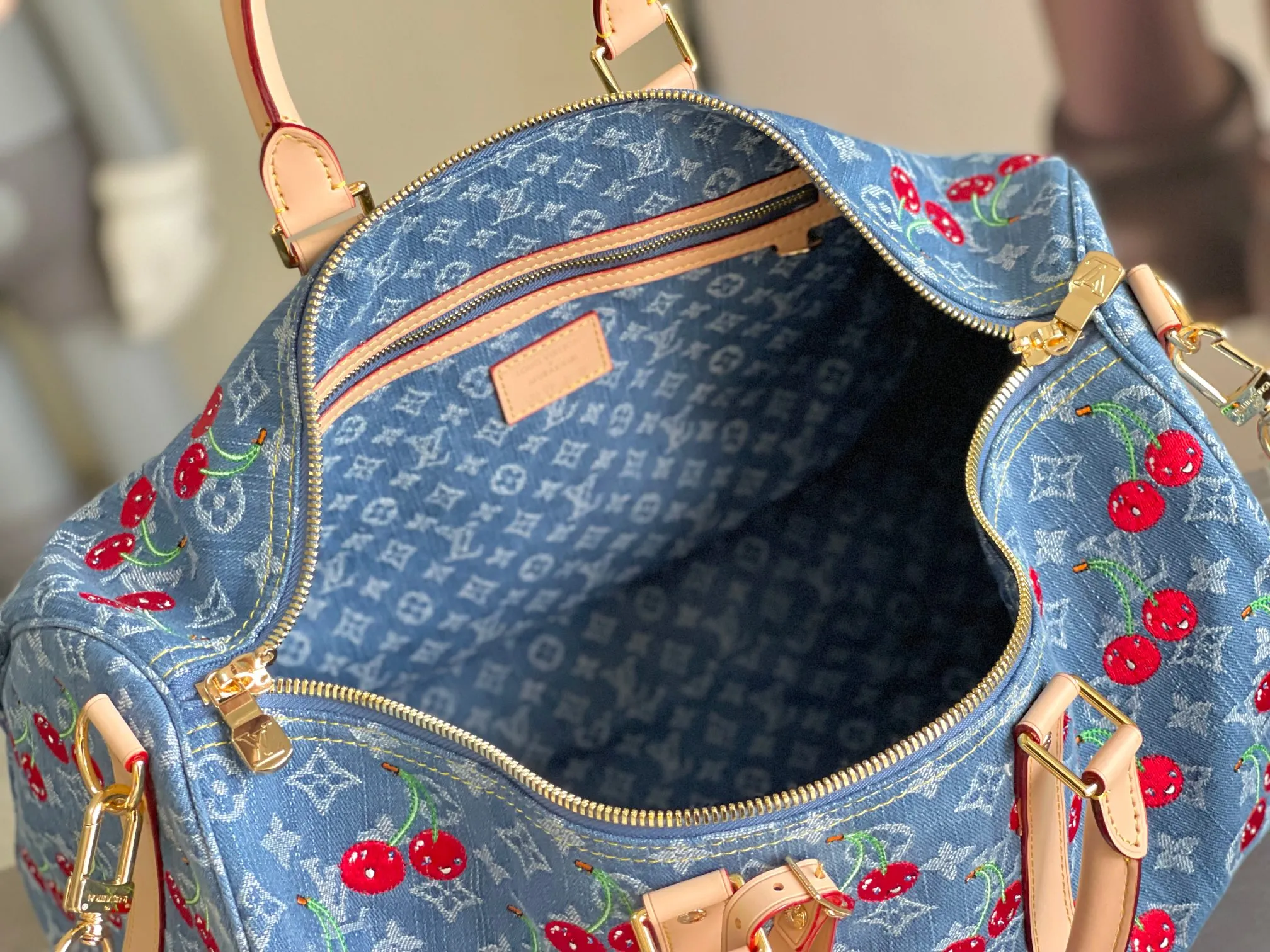 💰1460 top original transcoding chip This M13875 Keepall Bandouliere 45 travel bag is made of Monogram Heritage coating, conveying the cruise travel style with gorgeous style. The restrained color scheme and distressed hardware exude sophistication, while the soft cowhide leather details highlight the brand's craftsmanship. The top handle and removable and adjustable shoulder strap allow for a variety of carrying options. 45x27x20 cm (LxHxW) Monogram Heritage coated cowhide leather trim