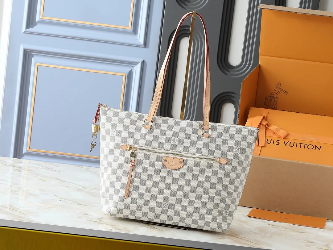 💰Large 140, small 260💰Upgraded original IENA MM handbag 41013 coffee 40040 white grid 42267 presbyopia 42268 The epitome of casual fashion The perfect daily companion for women Perfect functionality and unique elegance Will definitely become your best friend Microfiber lining & tree lamb leather decoration Front zipper layer Shiny gold metal plate decorated cowhide pull tag The quality is as real as the photo Pure copper carved hardware with first-layer cowhide. Size: large 42/27/17, small 35/23/13