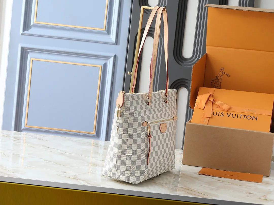 💰Large 140, small 260💰Upgraded original IENA MM handbag 41013 coffee 40040 white grid 42267 presbyopia 42268 The epitome of casual fashion The perfect daily companion for women Perfect functionality and unique elegance Will definitely become your best friend Microfiber lining & tree lamb leather decoration Front zipper layer Shiny gold metal plate decorated cowhide pull tag The quality is as real as the photo Pure copper carved hardware with first-layer cowhide. Size: large 42/27/17, small 35/23/13