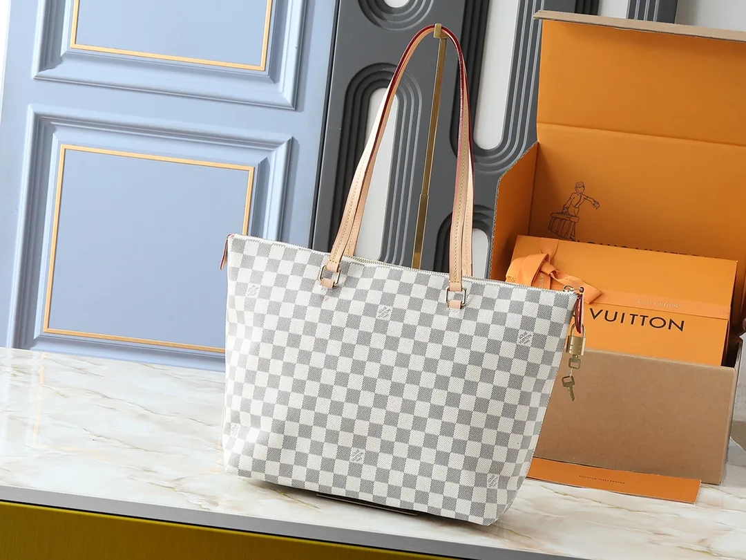 💰Large 140, small 260💰Upgraded original IENA MM handbag 41013 coffee 40040 white grid 42267 presbyopia 42268 The epitome of casual fashion The perfect daily companion for women Perfect functionality and unique elegance Will definitely become your best friend Microfiber lining & tree lamb leather decoration Front zipper layer Shiny gold metal plate decorated cowhide pull tag The quality is as real as the photo Pure copper carved hardware with first-layer cowhide. Size: large 42/27/17, small 35/23/13