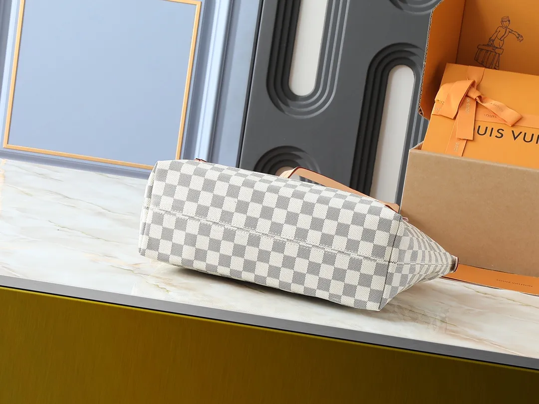 💰Large 140, small 260💰Upgraded original IENA MM handbag 41013 coffee 40040 white grid 42267 presbyopia 42268 The epitome of casual fashion The perfect daily companion for women Perfect functionality and unique elegance Will definitely become your best friend Microfiber lining & tree lamb leather decoration Front zipper layer Shiny gold metal plate decorated cowhide pull tag The quality is as real as the photo Pure copper carved hardware with first-layer cowhide. Size: large 42/27/17, small 35/23/13