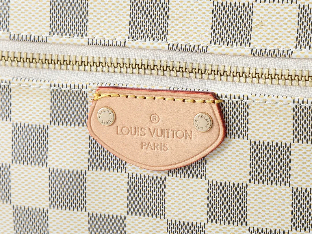 💰Large 140, small 260💰Upgraded original IENA MM handbag 41013 coffee 40040 white grid 42267 presbyopia 42268 The epitome of casual fashion The perfect daily companion for women Perfect functionality and unique elegance Will definitely become your best friend Microfiber lining & tree lamb leather decoration Front zipper layer Shiny gold metal plate decorated cowhide pull tag The quality is as real as the photo Pure copper carved hardware with first-layer cowhide. Size: large 42/27/17, small 35/23/13
