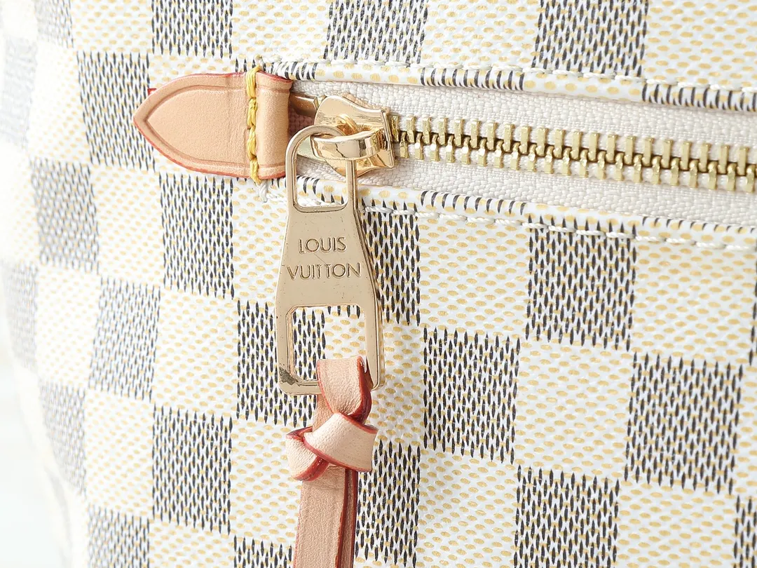 💰Large 140, small 260💰Upgraded original IENA MM handbag 41013 coffee 40040 white grid 42267 presbyopia 42268 The epitome of casual fashion The perfect daily companion for women Perfect functionality and unique elegance Will definitely become your best friend Microfiber lining & tree lamb leather decoration Front zipper layer Shiny gold metal plate decorated cowhide pull tag The quality is as real as the photo Pure copper carved hardware with first-layer cowhide. Size: large 42/27/17, small 35/23/13