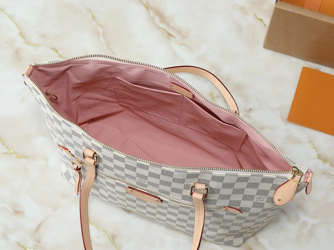💰Large 140, small 260💰Upgraded original IENA MM handbag 41013 coffee 40040 white grid 42267 presbyopia 42268 The epitome of casual fashion The perfect daily companion for women Perfect functionality and unique elegance Will definitely become your best friend Microfiber lining & tree lamb leather decoration Front zipper layer Shiny gold metal plate decorated cowhide pull tag The quality is as real as the photo Pure copper carved hardware with first-layer cowhide. Size: large 42/27/17, small 35/23/13