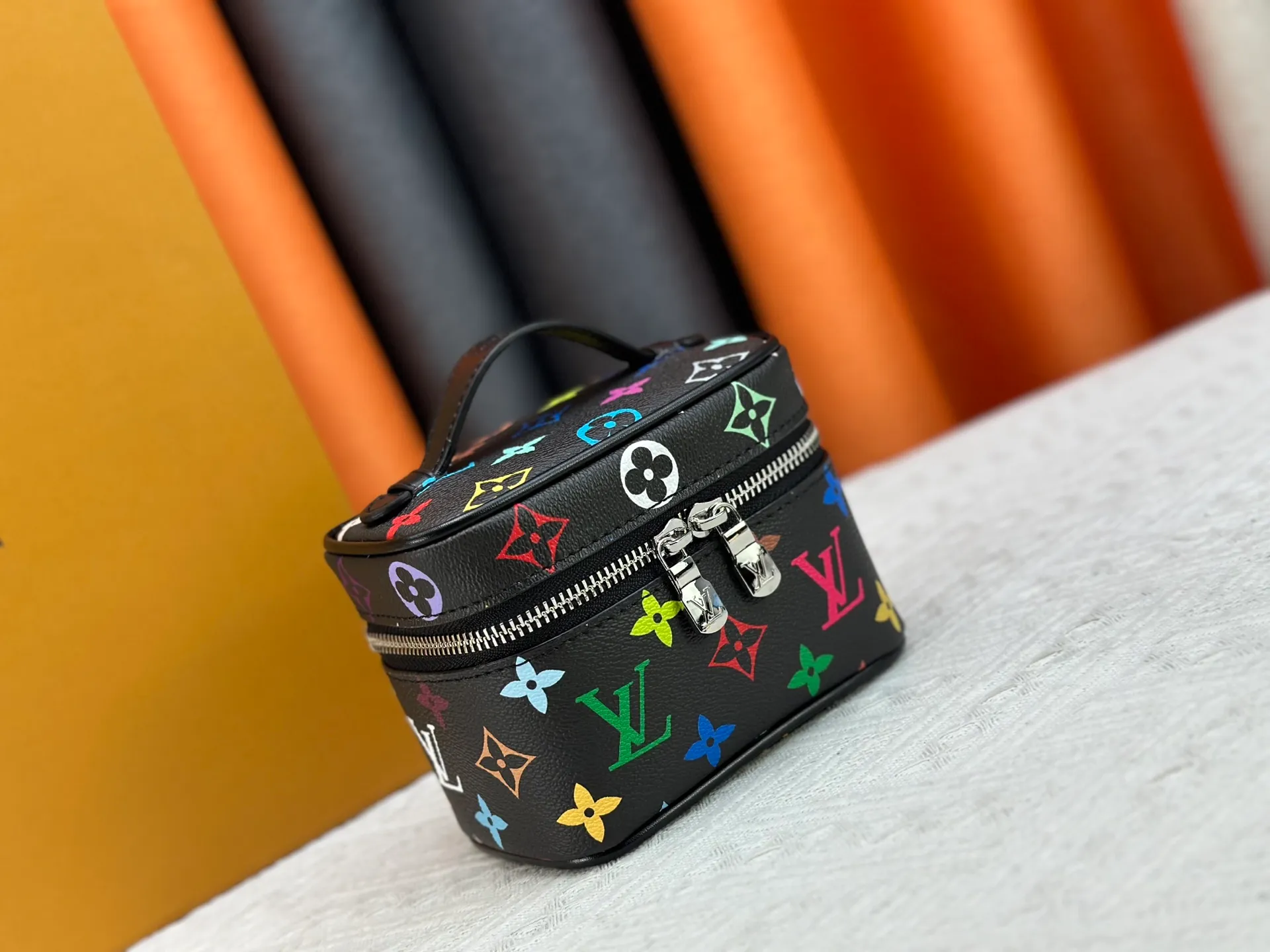 P220 Upgraded original M13747 M44495 M42265 M44936 M42263 lv Murakami Nice mini Nano cosmetic bag with Monogram printing and 33 colorful colors. In 2025, Murakami and LV jointly launched the white tricolor and black tricolor twelve pieces, which are very popular around the world and are loved by celebrities and celebrities. Dimensions: 14 x 10.2 x 8.5 (LxHxW)