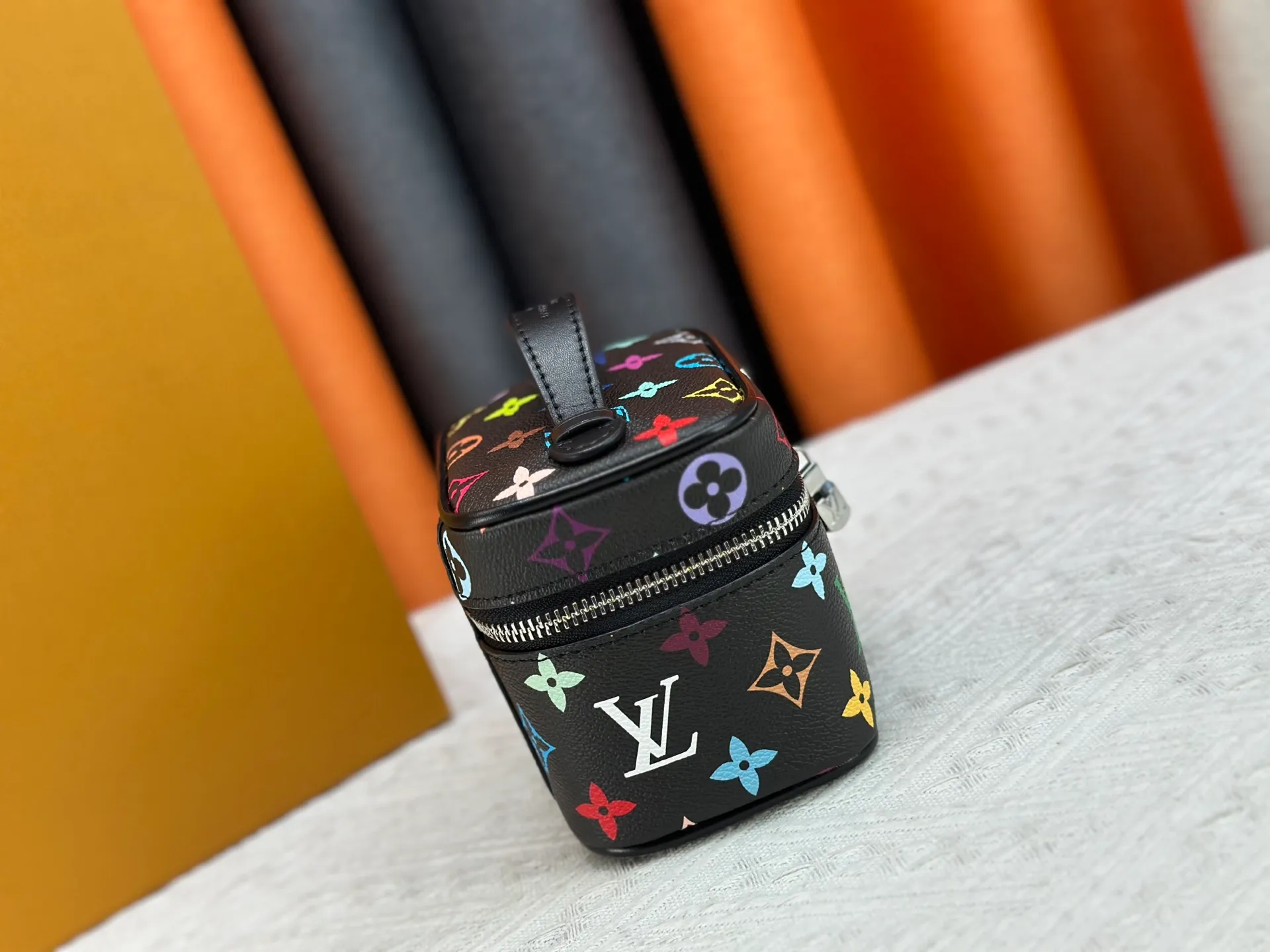 P220 Upgraded original M13747 M44495 M42265 M44936 M42263 lv Murakami Nice mini Nano cosmetic bag with Monogram printing and 33 colorful colors. In 2025, Murakami and LV jointly launched the white tricolor and black tricolor twelve pieces, which are very popular around the world and are loved by celebrities and celebrities. Dimensions: 14 x 10.2 x 8.5 (LxHxW)