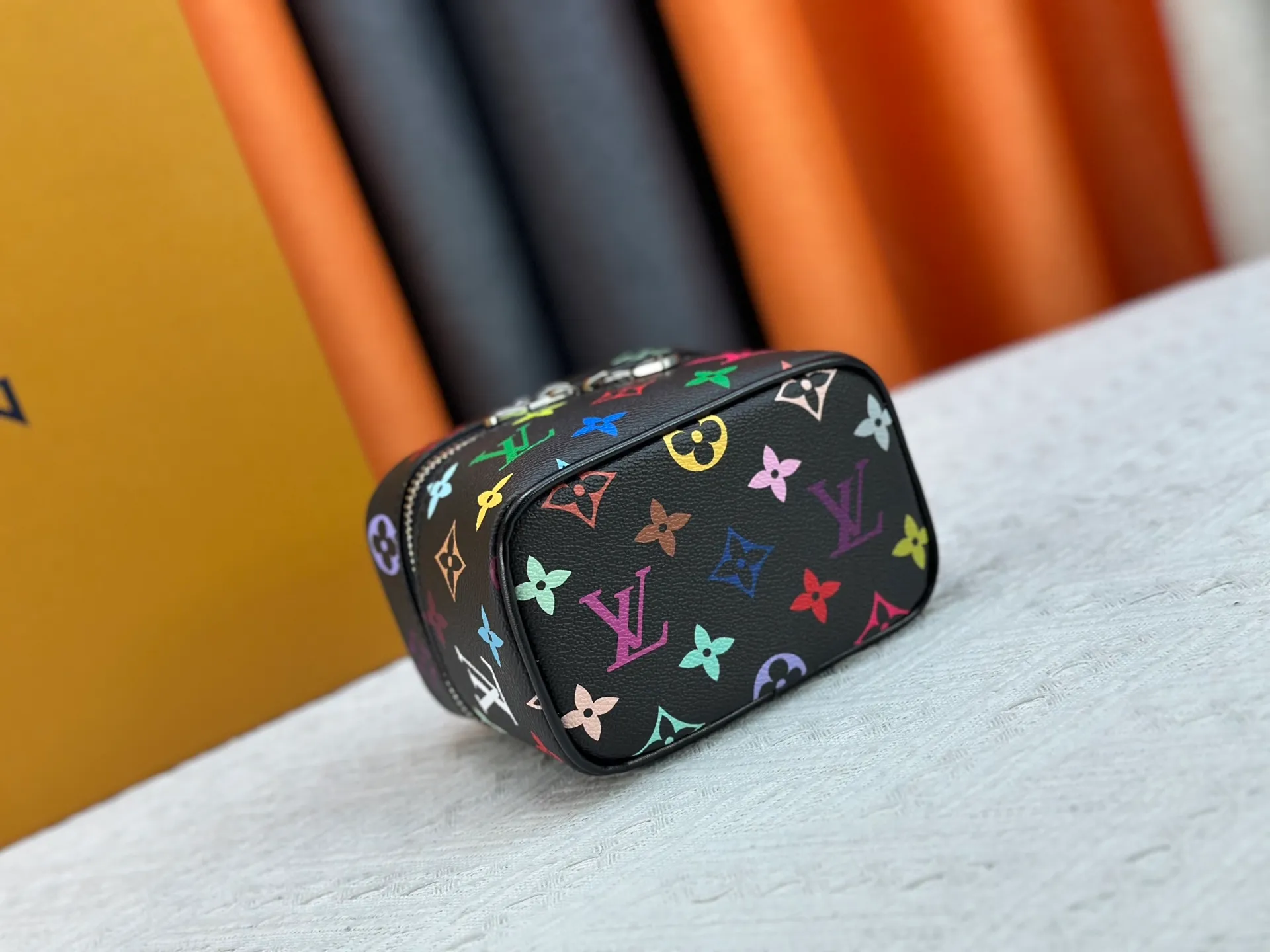 P220 Upgraded original M13747 M44495 M42265 M44936 M42263 lv Murakami Nice mini Nano cosmetic bag with Monogram printing and 33 colorful colors. In 2025, Murakami and LV jointly launched the white tricolor and black tricolor twelve pieces, which are very popular around the world and are loved by celebrities and celebrities. Dimensions: 14 x 10.2 x 8.5 (LxHxW)
