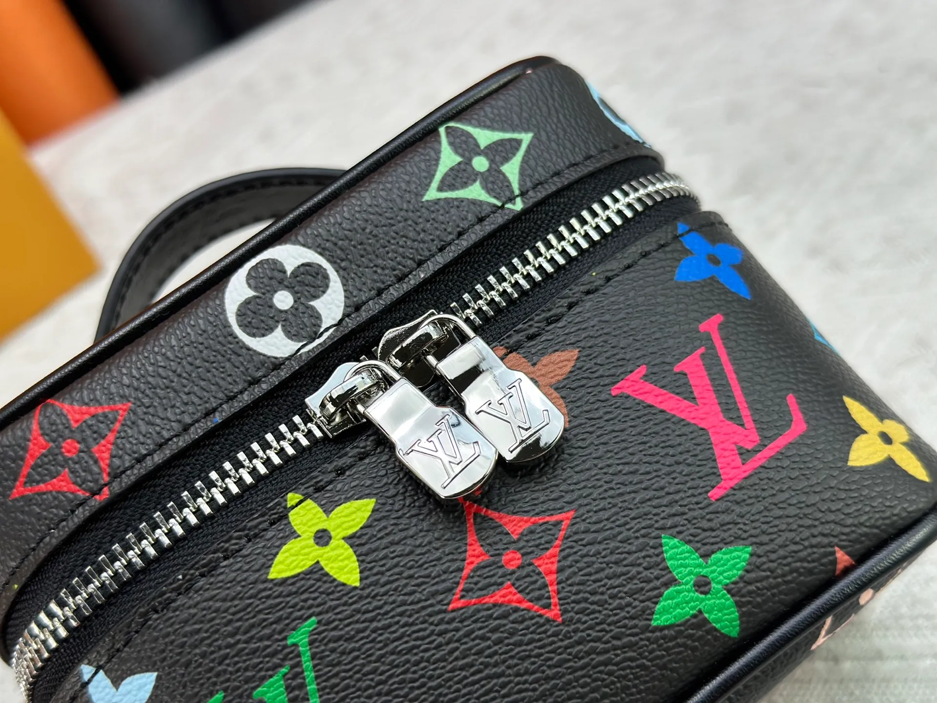 P220 Upgraded original M13747 M44495 M42265 M44936 M42263 lv Murakami Nice mini Nano cosmetic bag with Monogram printing and 33 colorful colors. In 2025, Murakami and LV jointly launched the white tricolor and black tricolor twelve pieces, which are very popular around the world and are loved by celebrities and celebrities. Dimensions: 14 x 10.2 x 8.5 (LxHxW)