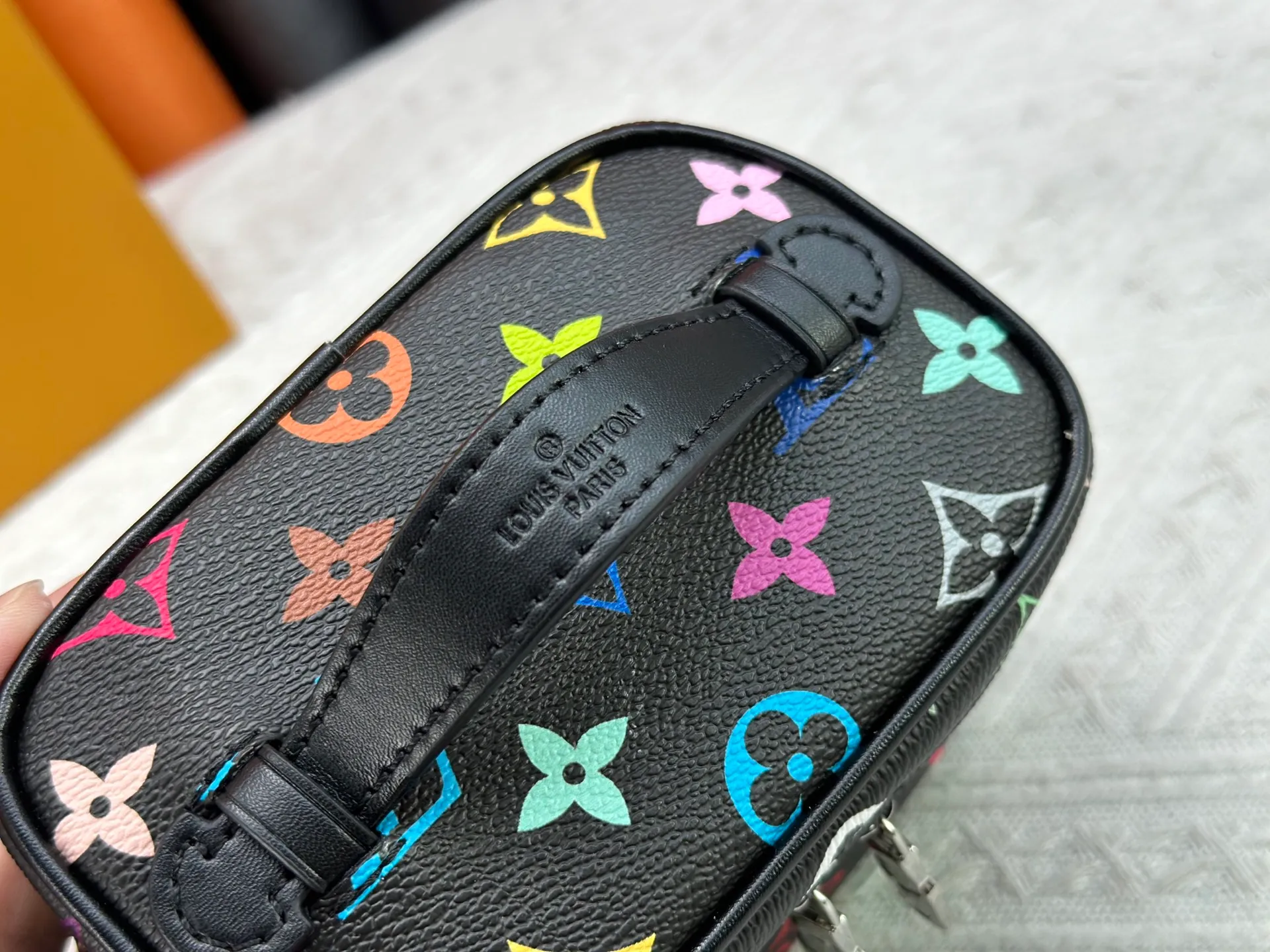 P220 Upgraded original M13747 M44495 M42265 M44936 M42263 lv Murakami Nice mini Nano cosmetic bag with Monogram printing and 33 colorful colors. In 2025, Murakami and LV jointly launched the white tricolor and black tricolor twelve pieces, which are very popular around the world and are loved by celebrities and celebrities. Dimensions: 14 x 10.2 x 8.5 (LxHxW)