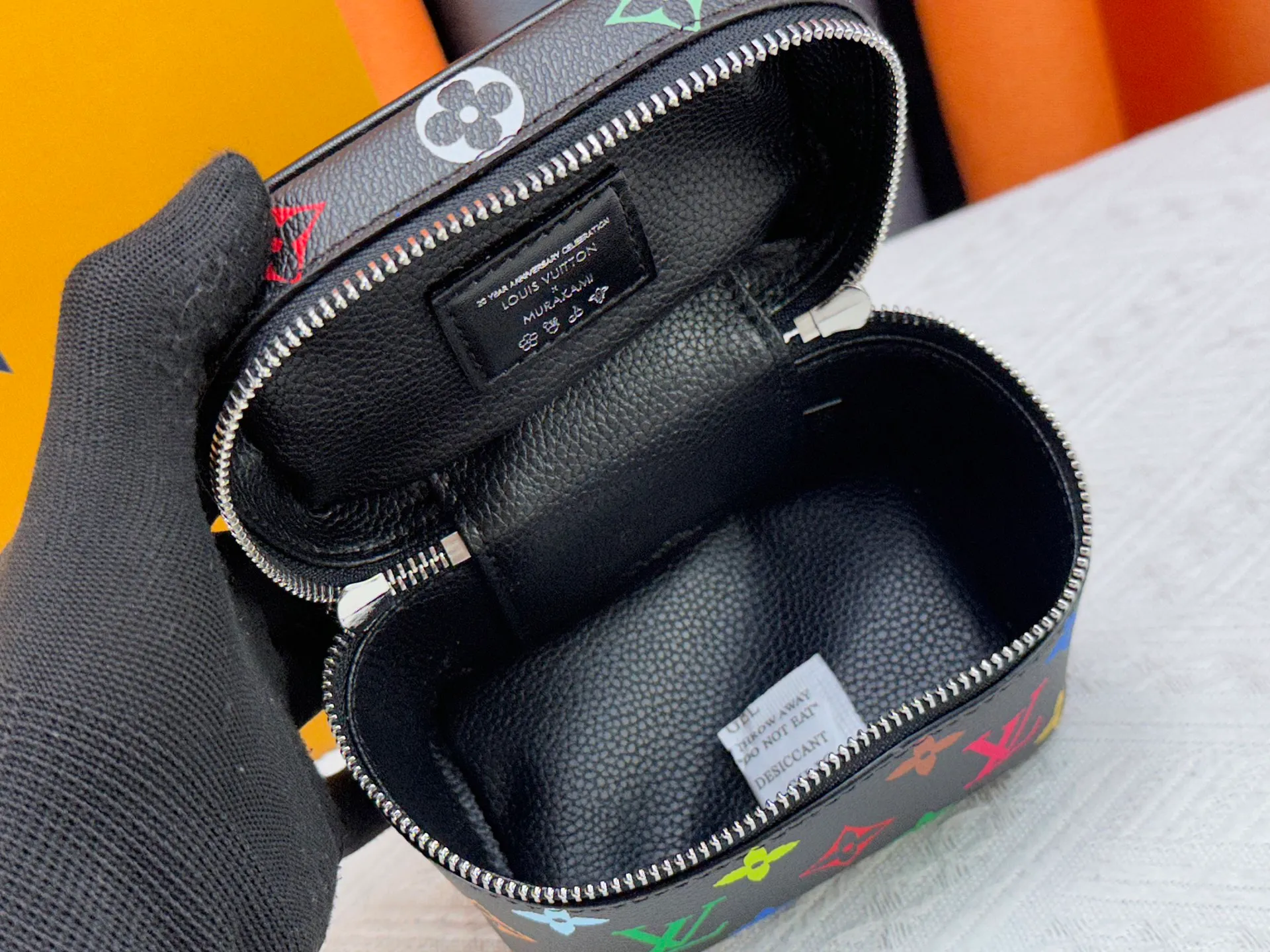 P220 Upgraded original M13747 M44495 M42265 M44936 M42263 lv Murakami Nice mini Nano cosmetic bag with Monogram printing and 33 colorful colors. In 2025, Murakami and LV jointly launched the white tricolor and black tricolor twelve pieces, which are very popular around the world and are loved by celebrities and celebrities. Dimensions: 14 x 10.2 x 8.5 (LxHxW)