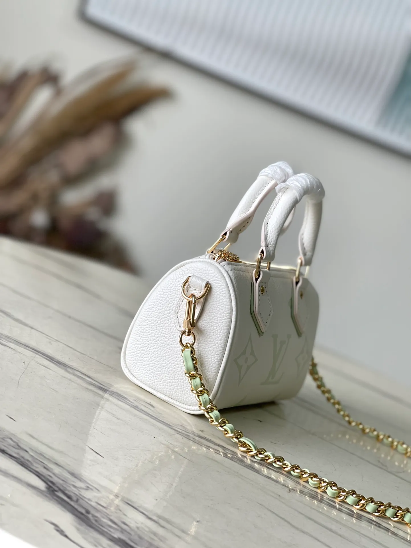 💰940 (first-grain leather) top-quality original M81457 green silk screen. This Nano Speedy handbag is made of Monogram Empreinte embossed leather, which condenses the classic configuration of the Speedy handbag and uses professional craftsmanship to present a romantic starry sky-like shimmer, declaring the design concept of the Summer Stardust series. The detachable and adjustable shoulder strap allows for a variety of carrying options. Dimensions: 16.0 x 10.0 x 7.5 cm (length x height x width)