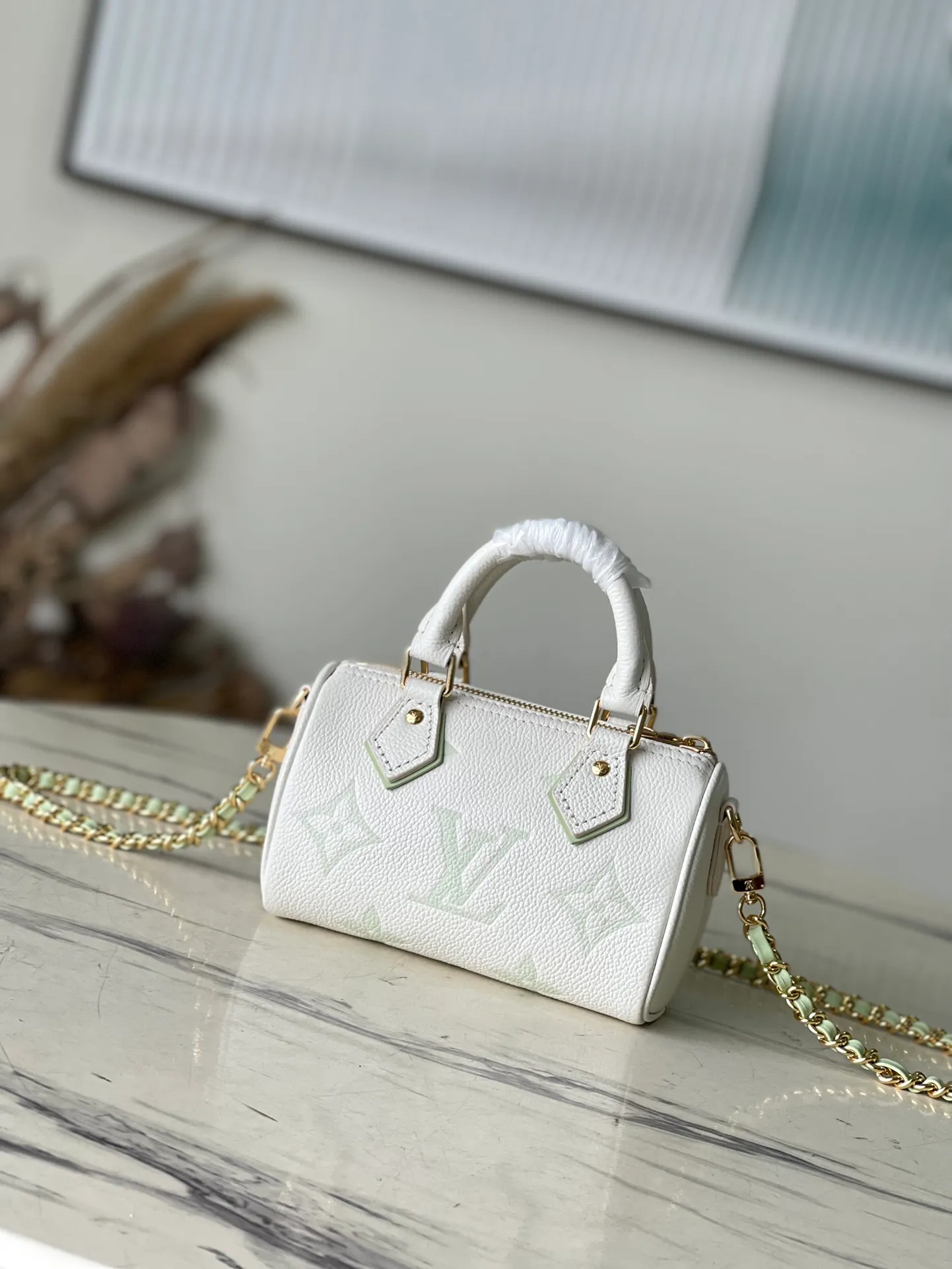 💰940 (first-grain leather) top-quality original M81457 green silk screen. This Nano Speedy handbag is made of Monogram Empreinte embossed leather, which condenses the classic configuration of the Speedy handbag and uses professional craftsmanship to present a romantic starry sky-like shimmer, declaring the design concept of the Summer Stardust series. The detachable and adjustable shoulder strap allows for a variety of carrying options. Dimensions: 16.0 x 10.0 x 7.5 cm (length x height x width)