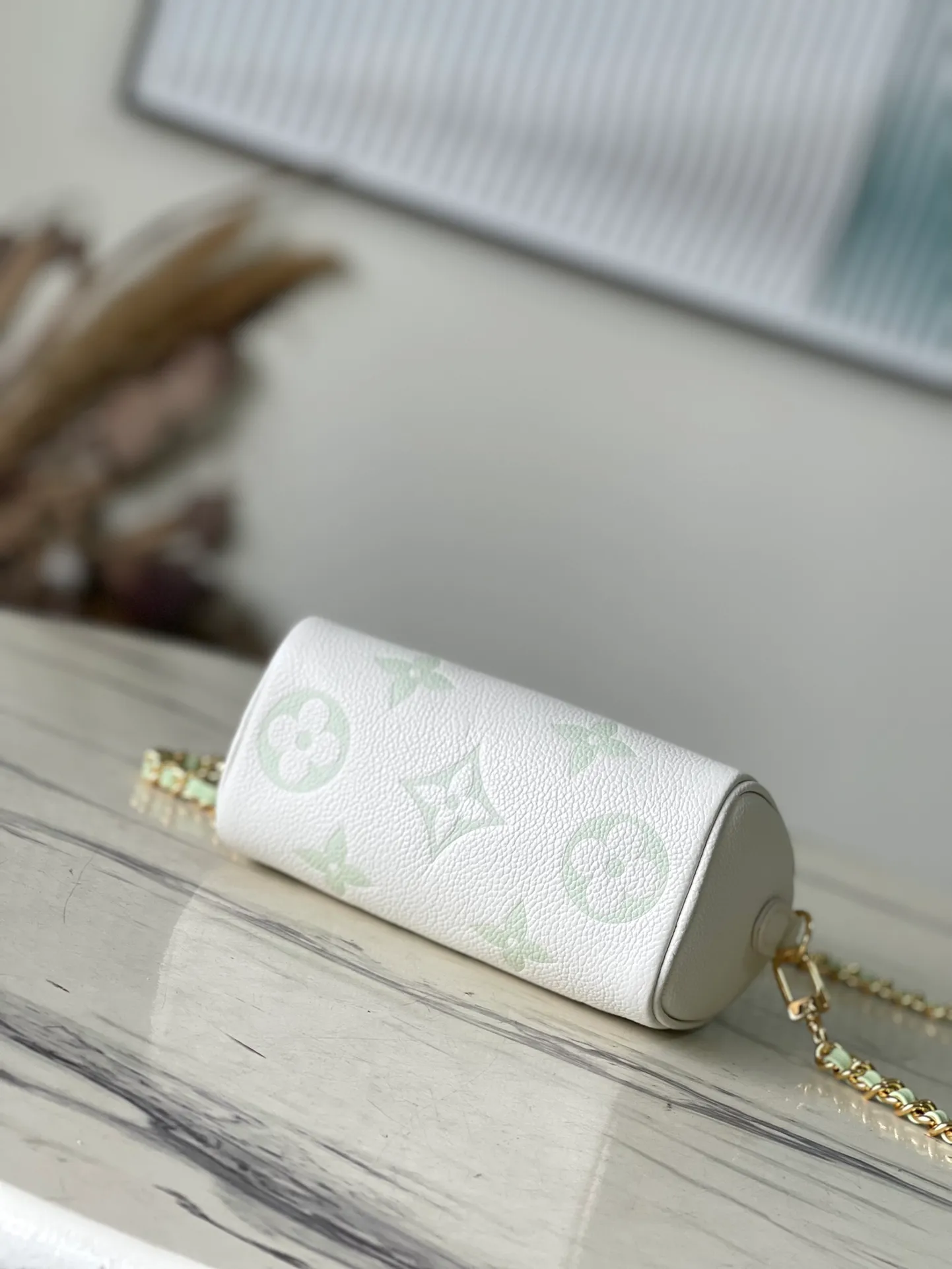 💰940 (first-grain leather) top-quality original M81457 green silk screen. This Nano Speedy handbag is made of Monogram Empreinte embossed leather, which condenses the classic configuration of the Speedy handbag and uses professional craftsmanship to present a romantic starry sky-like shimmer, declaring the design concept of the Summer Stardust series. The detachable and adjustable shoulder strap allows for a variety of carrying options. Dimensions: 16.0 x 10.0 x 7.5 cm (length x height x width)