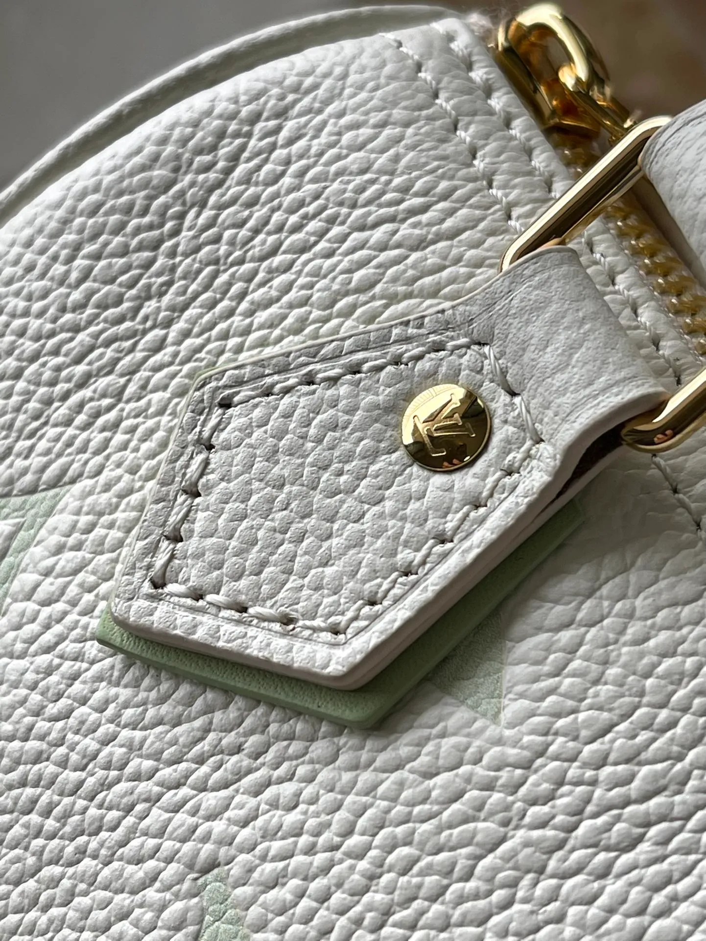 💰940 (first-grain leather) top-quality original M81457 green silk screen. This Nano Speedy handbag is made of Monogram Empreinte embossed leather, which condenses the classic configuration of the Speedy handbag and uses professional craftsmanship to present a romantic starry sky-like shimmer, declaring the design concept of the Summer Stardust series. The detachable and adjustable shoulder strap allows for a variety of carrying options. Dimensions: 16.0 x 10.0 x 7.5 cm (length x height x width)