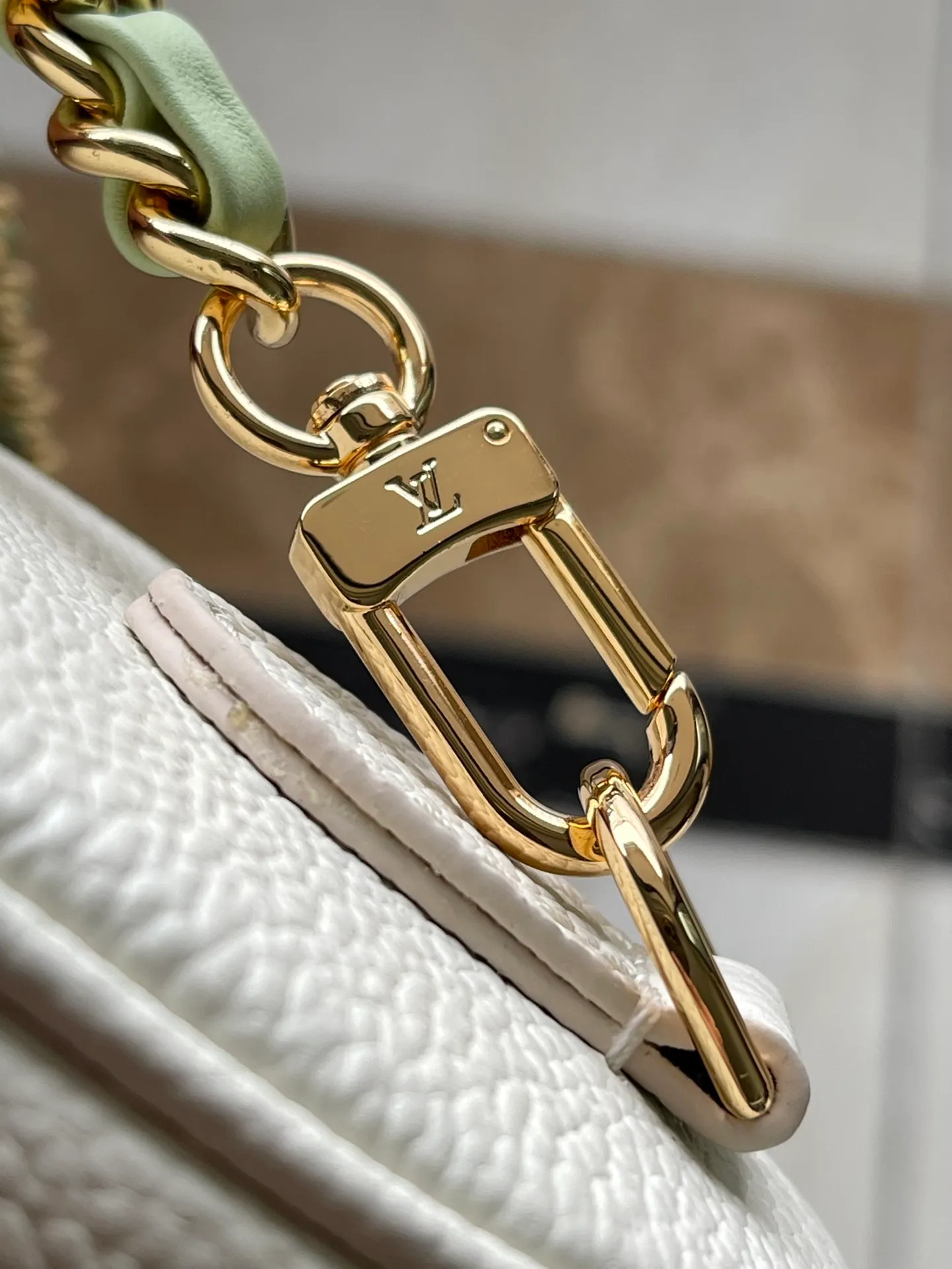 💰940 (first-grain leather) top-quality original M81457 green silk screen. This Nano Speedy handbag is made of Monogram Empreinte embossed leather, which condenses the classic configuration of the Speedy handbag and uses professional craftsmanship to present a romantic starry sky-like shimmer, declaring the design concept of the Summer Stardust series. The detachable and adjustable shoulder strap allows for a variety of carrying options. Dimensions: 16.0 x 10.0 x 7.5 cm (length x height x width)