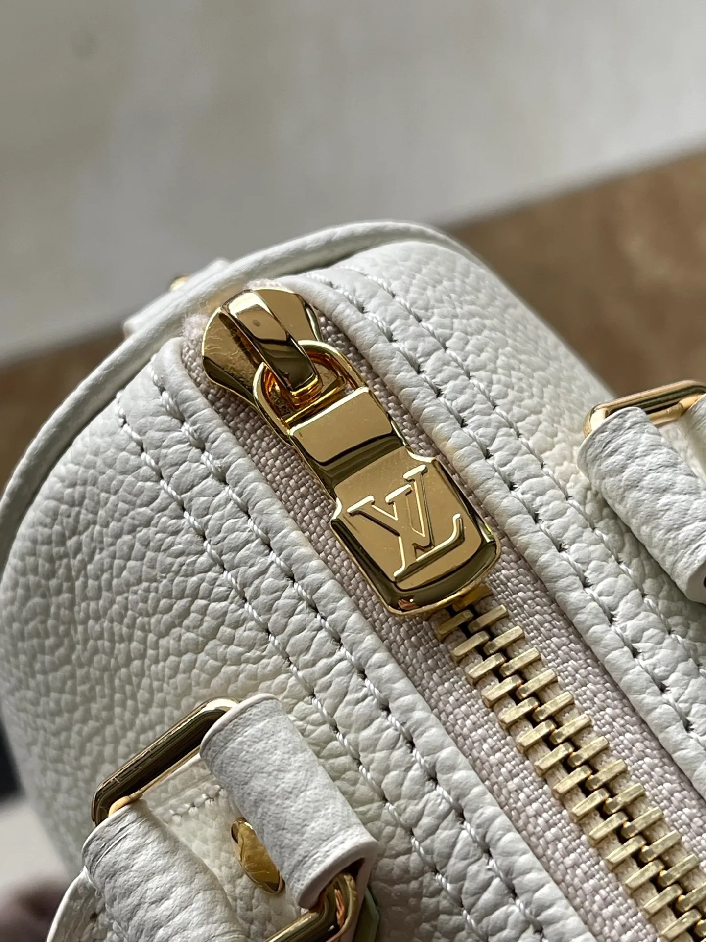 💰940 (first-grain leather) top-quality original M81457 green silk screen. This Nano Speedy handbag is made of Monogram Empreinte embossed leather, which condenses the classic configuration of the Speedy handbag and uses professional craftsmanship to present a romantic starry sky-like shimmer, declaring the design concept of the Summer Stardust series. The detachable and adjustable shoulder strap allows for a variety of carrying options. Dimensions: 16.0 x 10.0 x 7.5 cm (length x height x width)