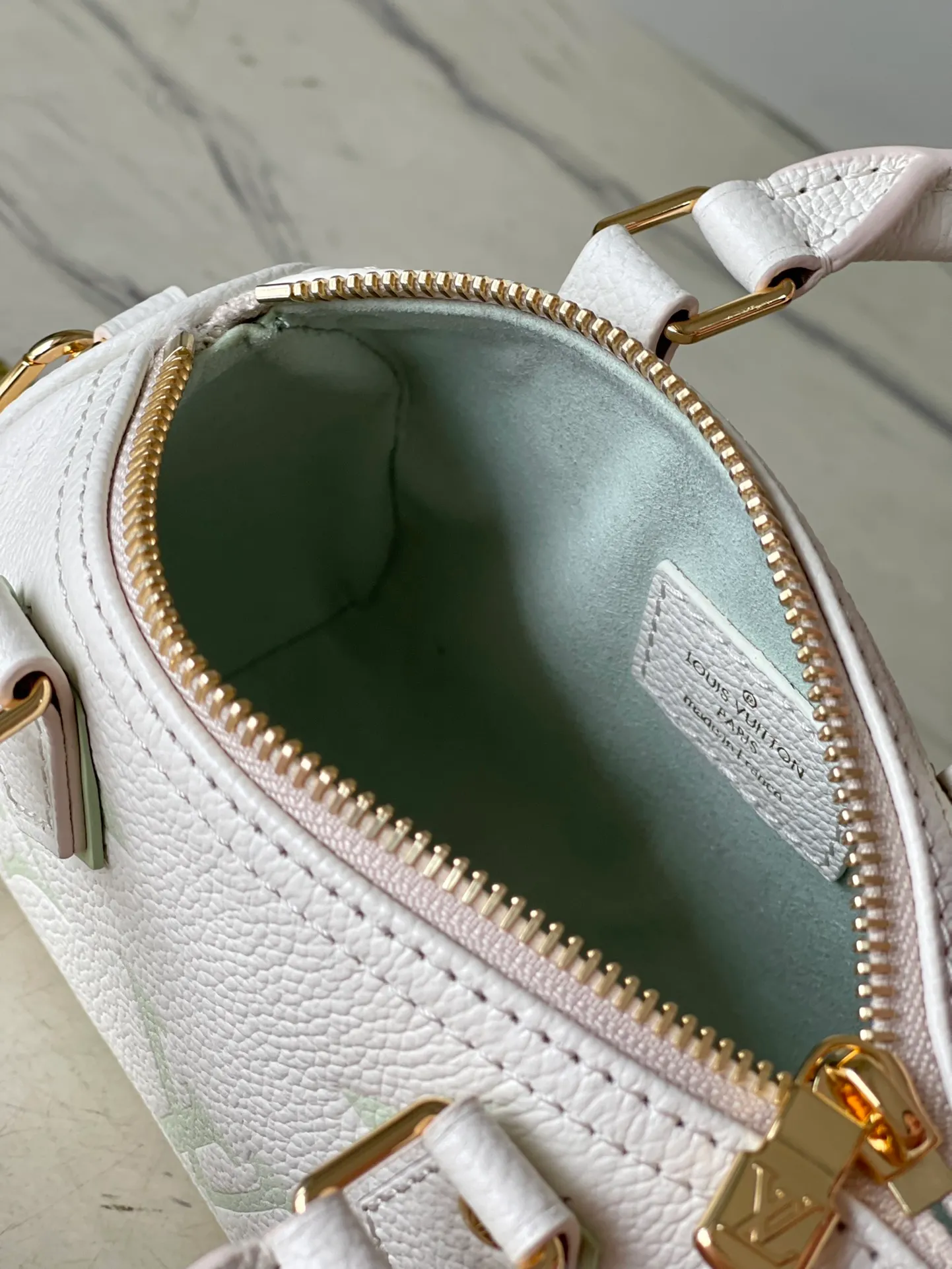 💰940 (first-grain leather) top-quality original M81457 green silk screen. This Nano Speedy handbag is made of Monogram Empreinte embossed leather, which condenses the classic configuration of the Speedy handbag and uses professional craftsmanship to present a romantic starry sky-like shimmer, declaring the design concept of the Summer Stardust series. The detachable and adjustable shoulder strap allows for a variety of carrying options. Dimensions: 16.0 x 10.0 x 7.5 cm (length x height x width)