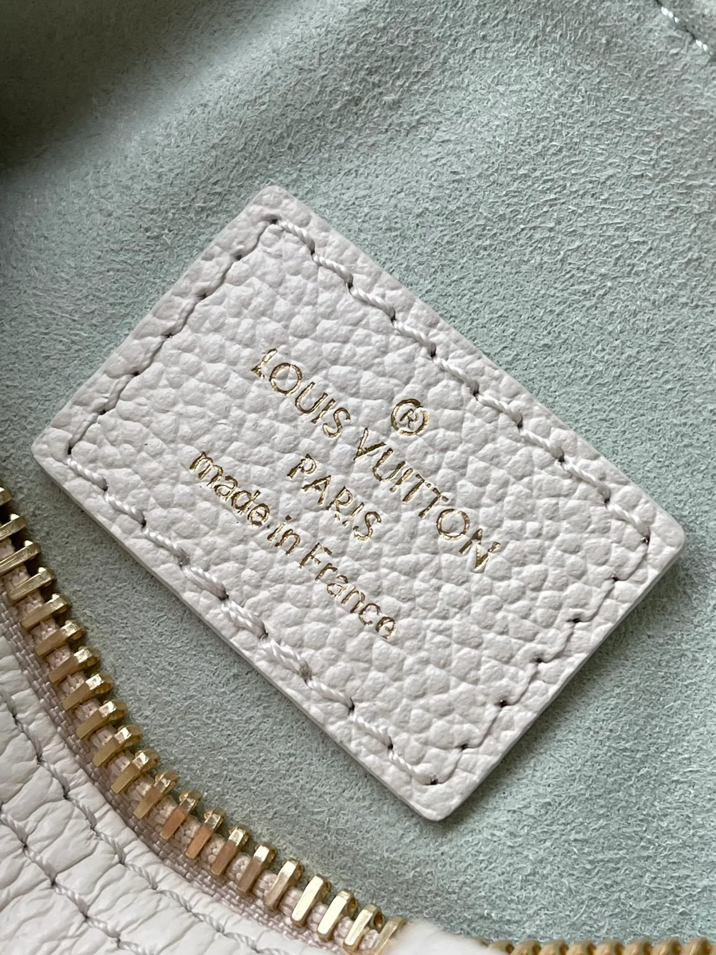 💰940 (first-grain leather) top-quality original M81457 green silk screen. This Nano Speedy handbag is made of Monogram Empreinte embossed leather, which condenses the classic configuration of the Speedy handbag and uses professional craftsmanship to present a romantic starry sky-like shimmer, declaring the design concept of the Summer Stardust series. The detachable and adjustable shoulder strap allows for a variety of carrying options. Dimensions: 16.0 x 10.0 x 7.5 cm (length x height x width)