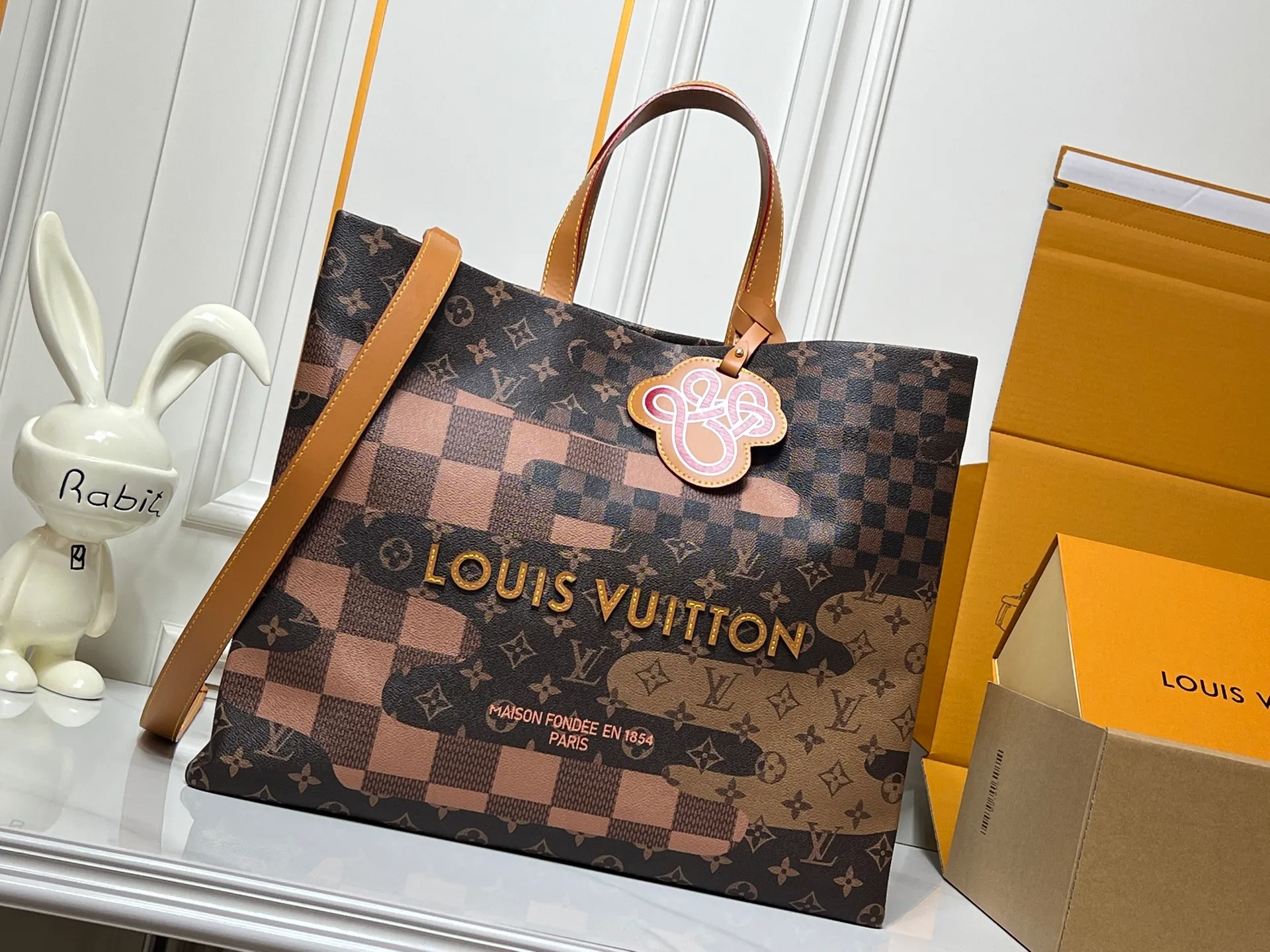 Batch 320💰M24457 presbyopic plaid purple. Grass green pink black orange blue green gray presbyopia plaid black crocodile pattern orange crocodile pattern This medium Shopper bag is inspired by the Louis Vuitton shopping bag, with the words Louis Vuitton and Maison Fondée En 1854 written in soft calfskin, with top handles and a detachable shoulder strap. Dimensions: 42x34x16cm
