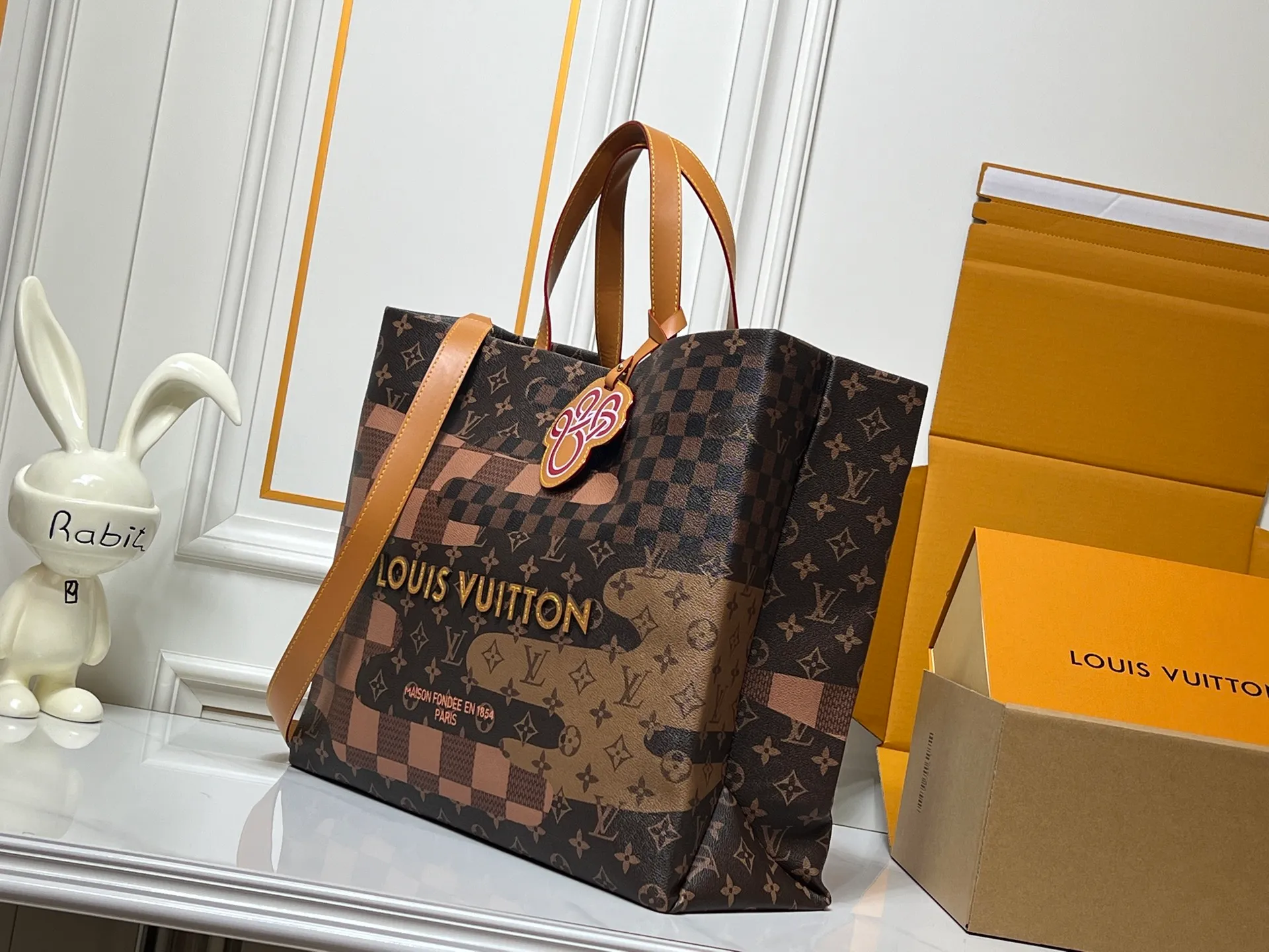 Batch 320💰M24457 presbyopic plaid purple. Grass green pink black orange blue green gray presbyopia plaid black crocodile pattern orange crocodile pattern This medium Shopper bag is inspired by the Louis Vuitton shopping bag, with the words Louis Vuitton and Maison Fondée En 1854 written in soft calfskin, with top handles and a detachable shoulder strap. Dimensions: 42x34x16cm