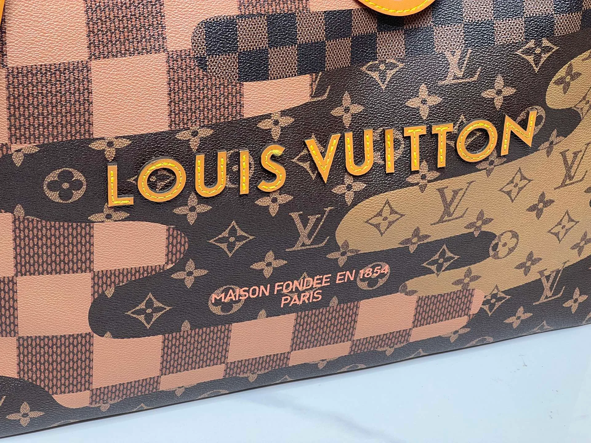 Batch 320💰M24457 presbyopic plaid purple. Grass green pink black orange blue green gray presbyopia plaid black crocodile pattern orange crocodile pattern This medium Shopper bag is inspired by the Louis Vuitton shopping bag, with the words Louis Vuitton and Maison Fondée En 1854 written in soft calfskin, with top handles and a detachable shoulder strap. Dimensions: 42x34x16cm