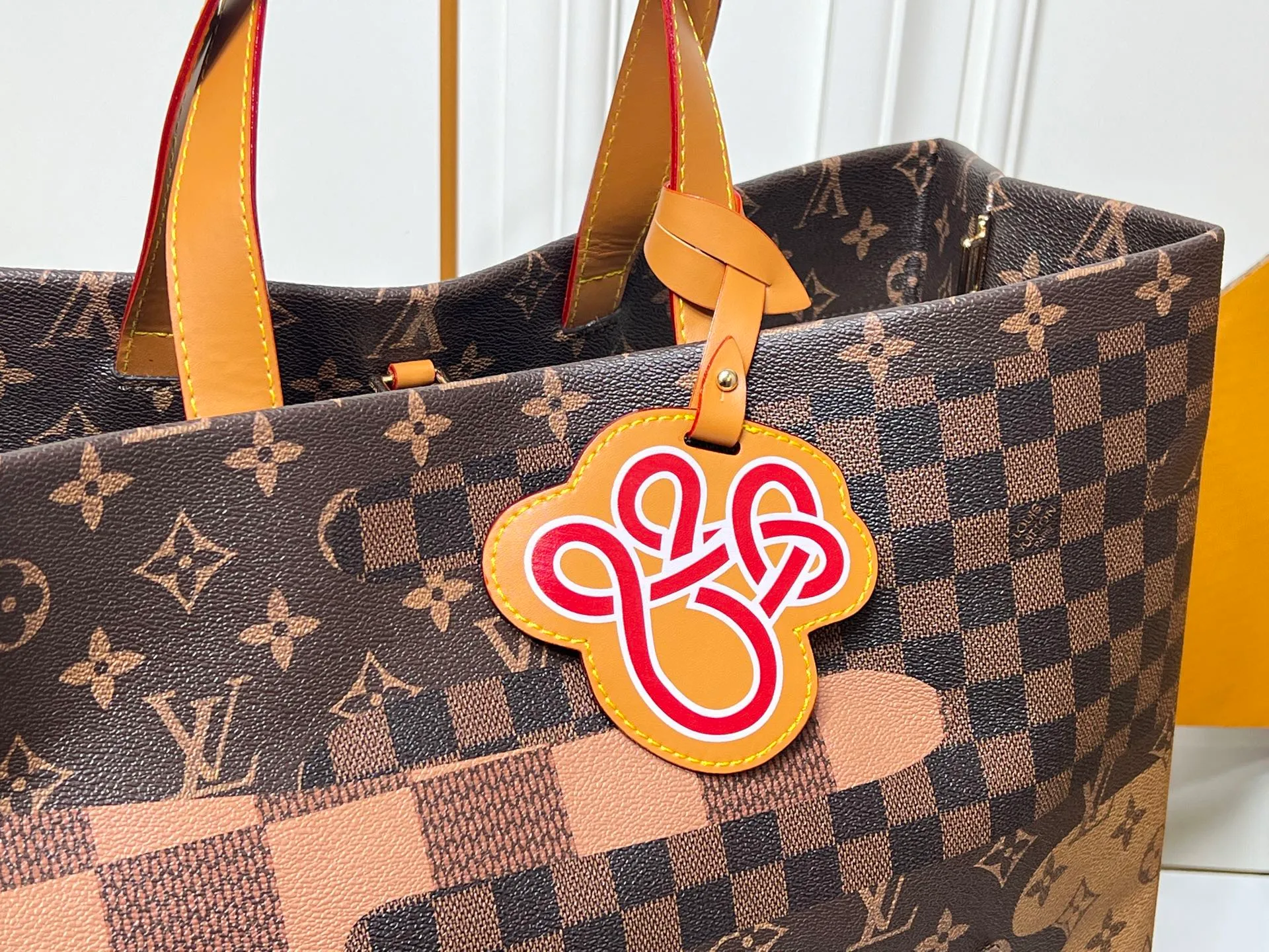 Batch 320💰M24457 presbyopic plaid purple. Grass green pink black orange blue green gray presbyopia plaid black crocodile pattern orange crocodile pattern This medium Shopper bag is inspired by the Louis Vuitton shopping bag, with the words Louis Vuitton and Maison Fondée En 1854 written in soft calfskin, with top handles and a detachable shoulder strap. Dimensions: 42x34x16cm