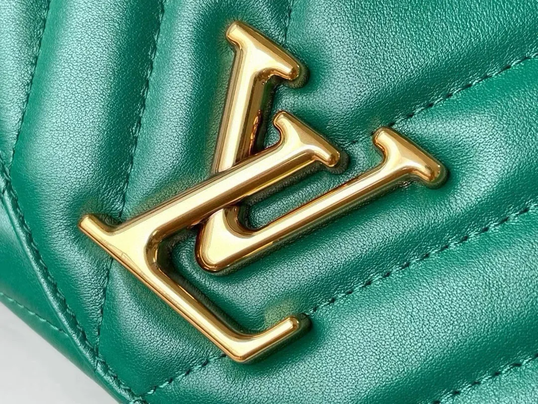 💰1160 (Top Grain Leather) Top Original M58664 NEW WAVE Chain Bag V-shaped quilted chain bag handbag The vintage gold color chain slides through carved holes, while the folding fastener makes it soft. Thanks to its multiple compartments, the interior makes it easier to place women's necessities. Chain bag with easily identifiable badge logo. Size: 24x14x9cm
