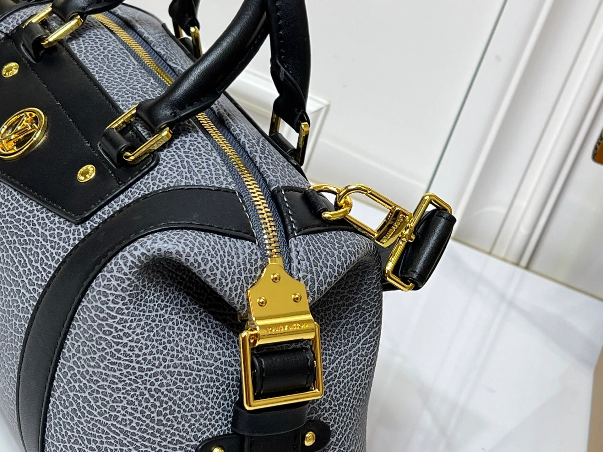 Batch 320💰[Exclusive real shot] Medium size M25566 M14623 Full leather motorcycle bag M14702 M14700 NANO LV BIKER handbag This Nano LV Rider handbag is from the 2025 spring and summer series. It is made of pixelated grain sheep leather with smooth cow leather elements, and is decorated with LV Circle logo. The foldable configuration makes it easy to store in a suitcase, and the modern design adds a rock-n-roll edge to any look. Dimensions: 10 x 10 x 23 cm