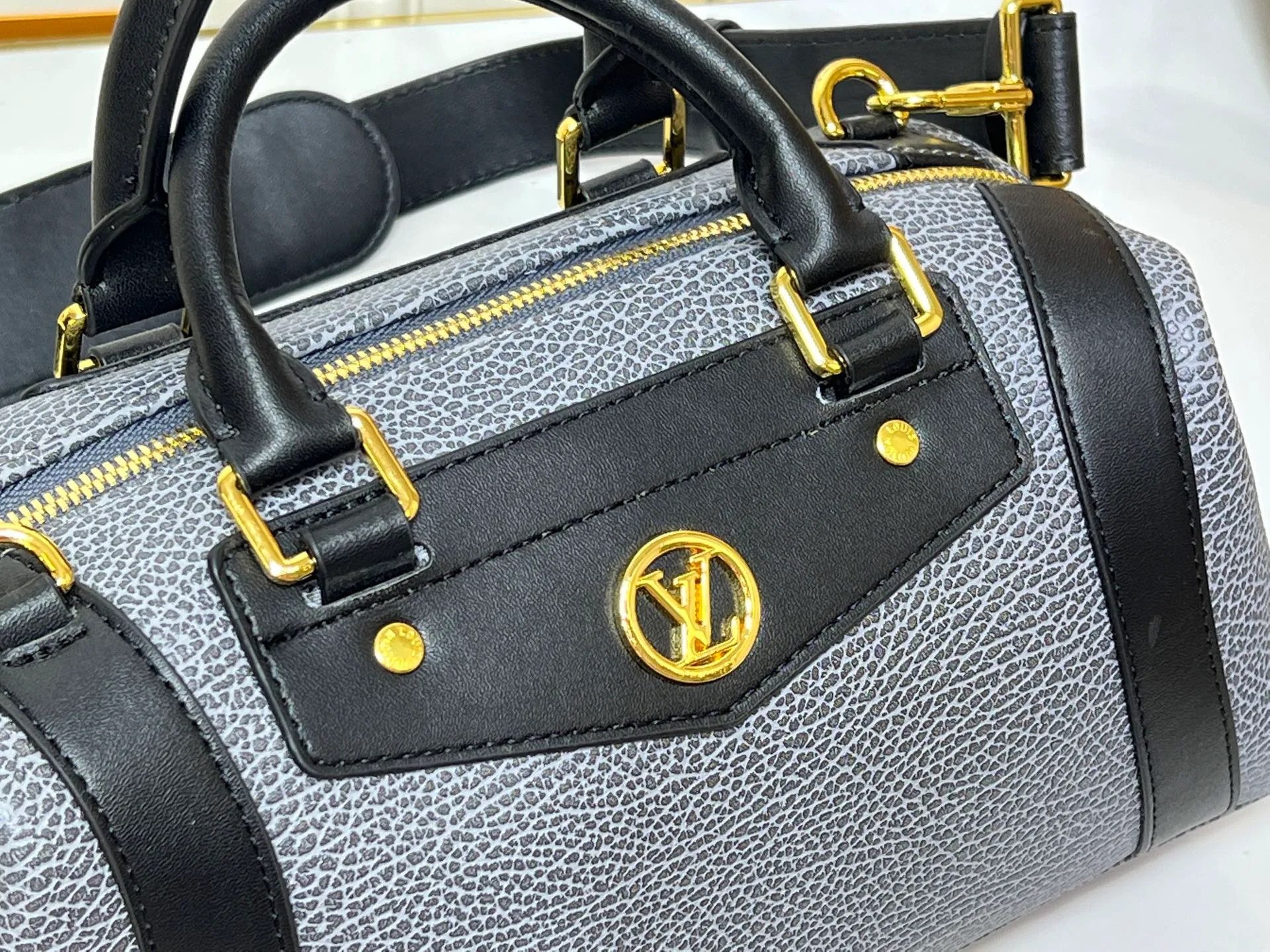 Batch 320💰[Exclusive real shot] Medium size M25566 M14623 Full leather motorcycle bag M14702 M14700 NANO LV BIKER handbag This Nano LV Rider handbag is from the 2025 spring and summer series. It is made of pixelated grain sheep leather with smooth cow leather elements, and is decorated with LV Circle logo. The foldable configuration makes it easy to store in a suitcase, and the modern design adds a rock-n-roll edge to any look. Dimensions: 10 x 10 x 23 cm