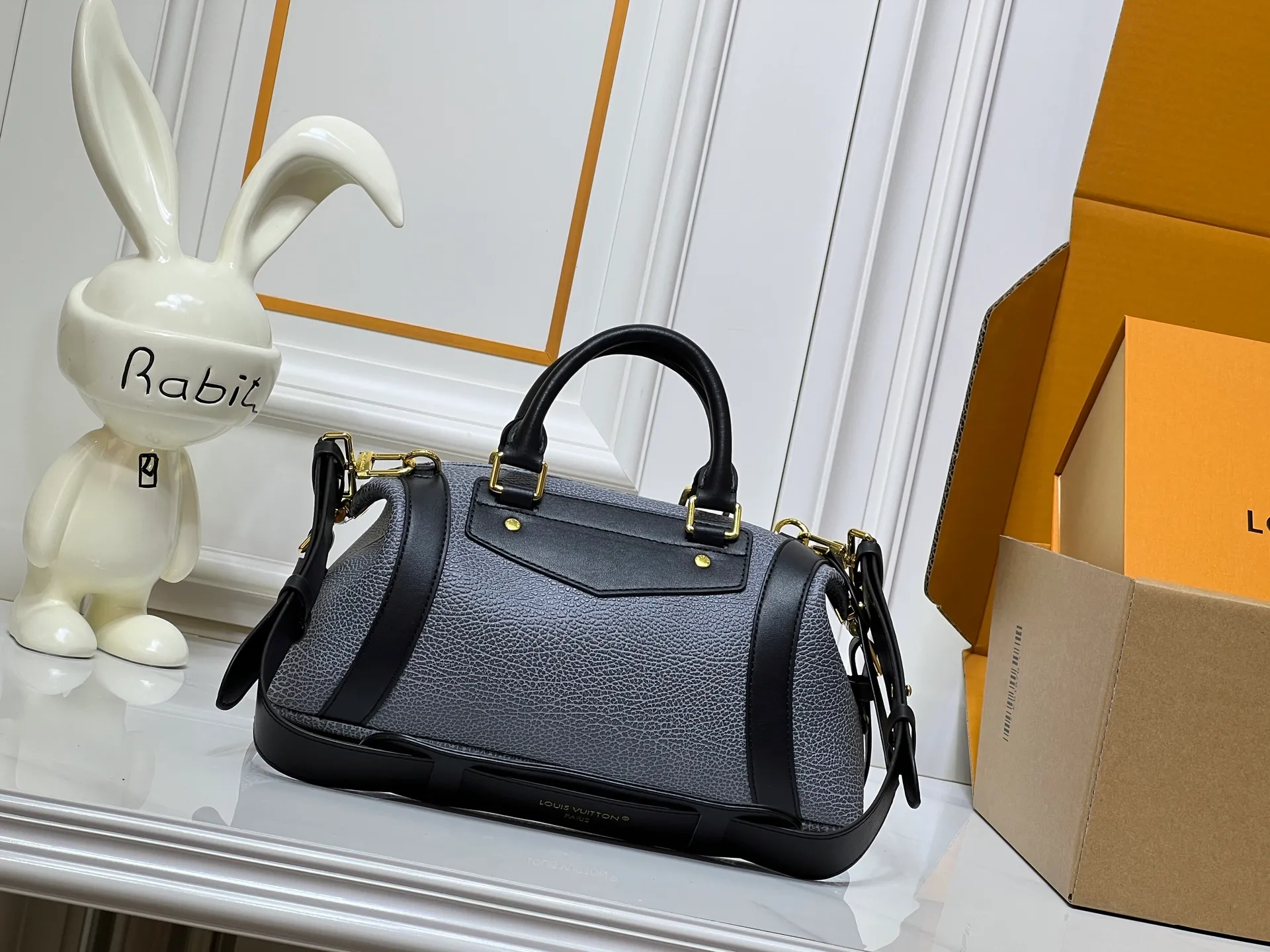 Batch 320💰[Exclusive real shot] Medium size M25566 M14623 Full leather motorcycle bag M14702 M14700 NANO LV BIKER handbag This Nano LV Rider handbag is from the 2025 spring and summer series. It is made of pixelated grain sheep leather with smooth cow leather elements, and is decorated with LV Circle logo. The foldable configuration makes it easy to store in a suitcase, and the modern design adds a rock-n-roll edge to any look. Dimensions: 10 x 10 x 23 cm