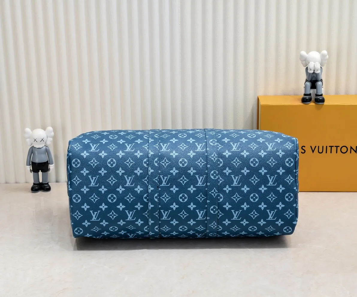 ¥420💰 Exclusive real shot-upgraded version ‼ ️Real shot M23963 green 41416 This Keepall Bandoulière 50 travel bag comes from the Monogram Tones series. It uses fresh autumn colors and bright Monogram patterns to inject trendy style into Monogram canvas. The vertical Louis Vuitton logo is marked with the brand's imprint, and the detachable and adjustable shoulder strap makes it comfortable to carry on the shoulder. 50 29 22 cm (Length x Height x Width) • Monogram coated canvas • Monogram canvas trim • Textile lining • Metal hardware • Carry-on luggage dimensions • Double zipper closure • Double zipper padlock closure • Internal zip pocket • Removable leather name tag • Shoulder strap: removable, adjustable • Strap half length: 36.0 cm • Strap half length adjustable to: 50.0 cm • Handle: double handle