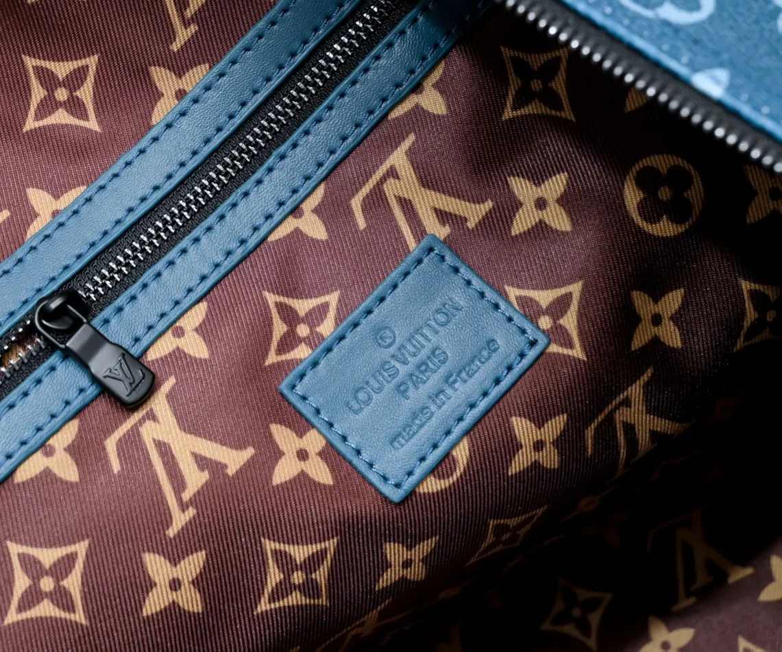 ¥420💰 Exclusive real shot-upgraded version ‼ ️Real shot M23963 green 41416 This Keepall Bandoulière 50 travel bag comes from the Monogram Tones series. It uses fresh autumn colors and bright Monogram patterns to inject trendy style into Monogram canvas. The vertical Louis Vuitton logo is marked with the brand's imprint, and the detachable and adjustable shoulder strap makes it comfortable to carry on the shoulder. 50 29 22 cm (Length x Height x Width) • Monogram coated canvas • Monogram canvas trim • Textile lining • Metal hardware • Carry-on luggage dimensions • Double zipper closure • Double zipper padlock closure • Internal zip pocket • Removable leather name tag • Shoulder strap: removable, adjustable • Strap half length: 36.0 cm • Strap half length adjustable to: 50.0 cm • Handle: double handle