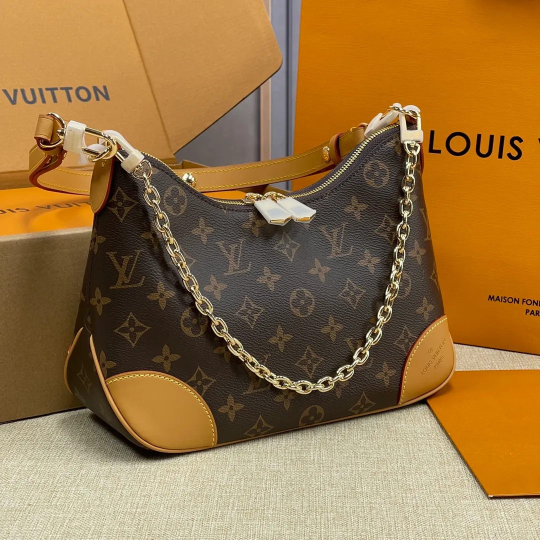 [Upgraded version] P500💰Upgraded version comes with complete packaging💖M45831 Boulogne handbag is made of classic Monogram canvas, equipped with double zippers and a spacious inner patch pocket that can accommodate iPhone 12 Pro mobile phone. The shoulder strap allows for long or short shoulder and cross-body wear options, and can be removed to transform into a small chain bag or clutch. 29 x 16 x 9.5 cm (length x height x width)