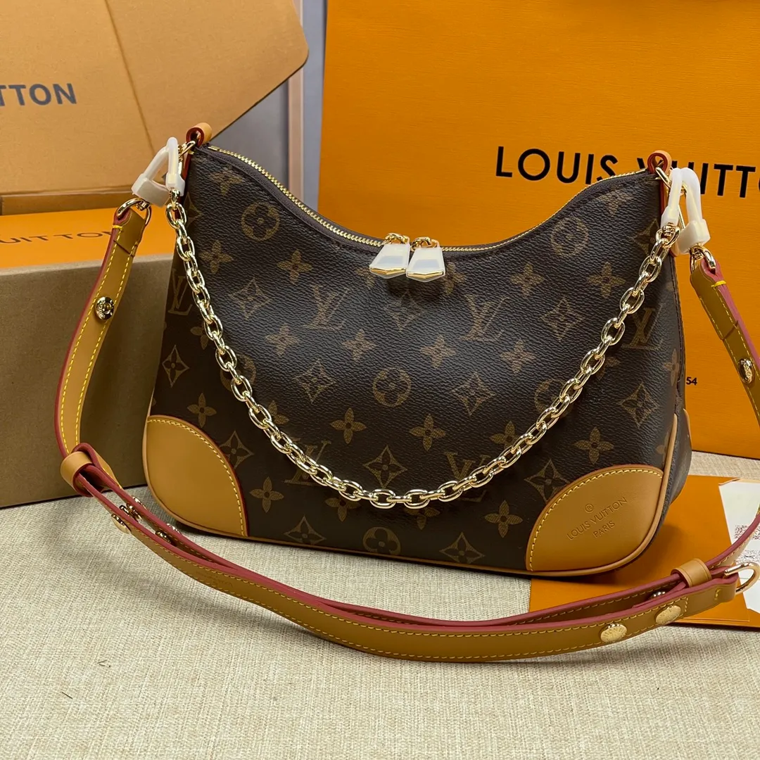 [Upgraded version] P500💰Upgraded version comes with complete packaging💖M45831 Boulogne handbag is made of classic Monogram canvas, equipped with double zippers and a spacious inner patch pocket that can accommodate iPhone 12 Pro mobile phone. The shoulder strap allows for long or short shoulder and cross-body wear options, and can be removed to transform into a small chain bag or clutch. 29 x 16 x 9.5 cm (length x height x width)