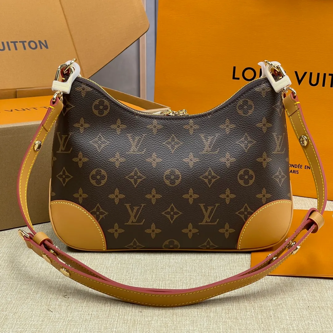 [Upgraded version] P500💰Upgraded version comes with complete packaging💖M45831 Boulogne handbag is made of classic Monogram canvas, equipped with double zippers and a spacious inner patch pocket that can accommodate iPhone 12 Pro mobile phone. The shoulder strap allows for long or short shoulder and cross-body wear options, and can be removed to transform into a small chain bag or clutch. 29 x 16 x 9.5 cm (length x height x width)