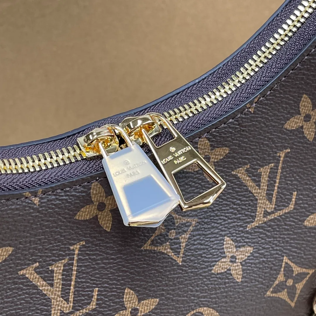 [Upgraded version] P500💰Upgraded version comes with complete packaging💖M45831 Boulogne handbag is made of classic Monogram canvas, equipped with double zippers and a spacious inner patch pocket that can accommodate iPhone 12 Pro mobile phone. The shoulder strap allows for long or short shoulder and cross-body wear options, and can be removed to transform into a small chain bag or clutch. 29 x 16 x 9.5 cm (length x height x width)