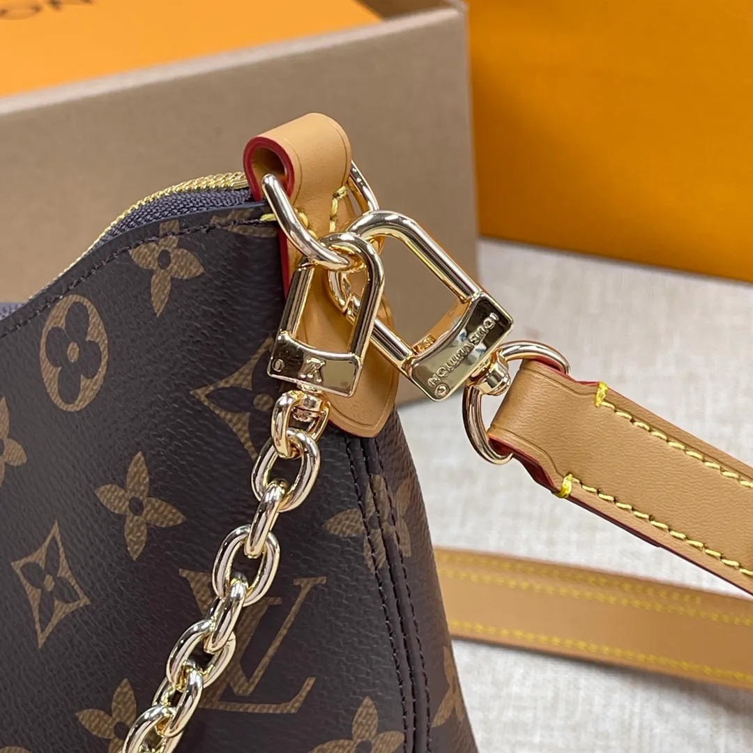 [Upgraded version] P500💰Upgraded version comes with complete packaging💖M45831 Boulogne handbag is made of classic Monogram canvas, equipped with double zippers and a spacious inner patch pocket that can accommodate iPhone 12 Pro mobile phone. The shoulder strap allows for long or short shoulder and cross-body wear options, and can be removed to transform into a small chain bag or clutch. 29 x 16 x 9.5 cm (length x height x width)