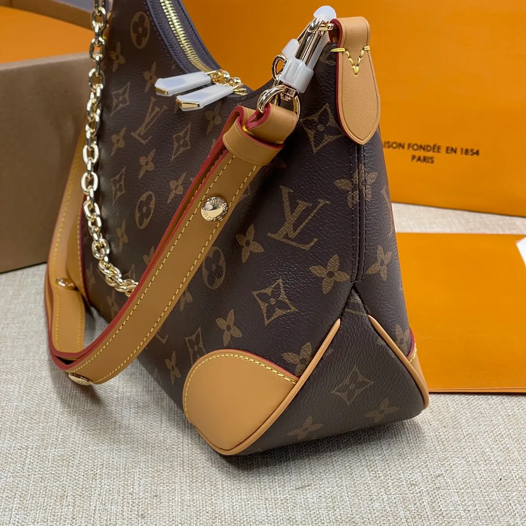 [Upgraded version] P500💰Upgraded version comes with complete packaging💖M45831 Boulogne handbag is made of classic Monogram canvas, equipped with double zippers and a spacious inner patch pocket that can accommodate iPhone 12 Pro mobile phone. The shoulder strap allows for long or short shoulder and cross-body wear options, and can be removed to transform into a small chain bag or clutch. 29 x 16 x 9.5 cm (length x height x width)