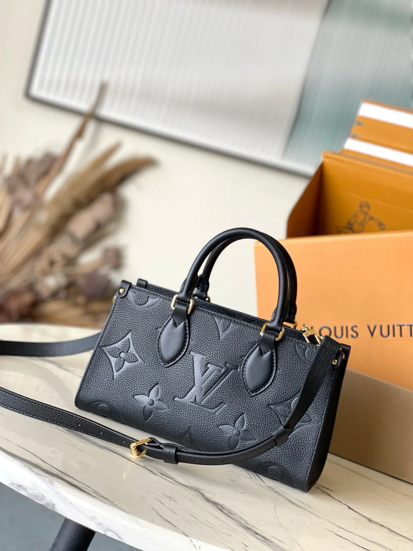 💰1100 (top layer leather) top original order M23640 black This small OnTheGo handbag is made of Monogram Empreinte leather embossed with Giant Monogram pattern, highlighting the soft and slender silhouette. The compact interior keeps your daily essentials organized, while the articulated top handle and detachable leather and woven chain shoulder strap allow for a variety of carrying options. Dimensions: 25 × 13 × 10 cm