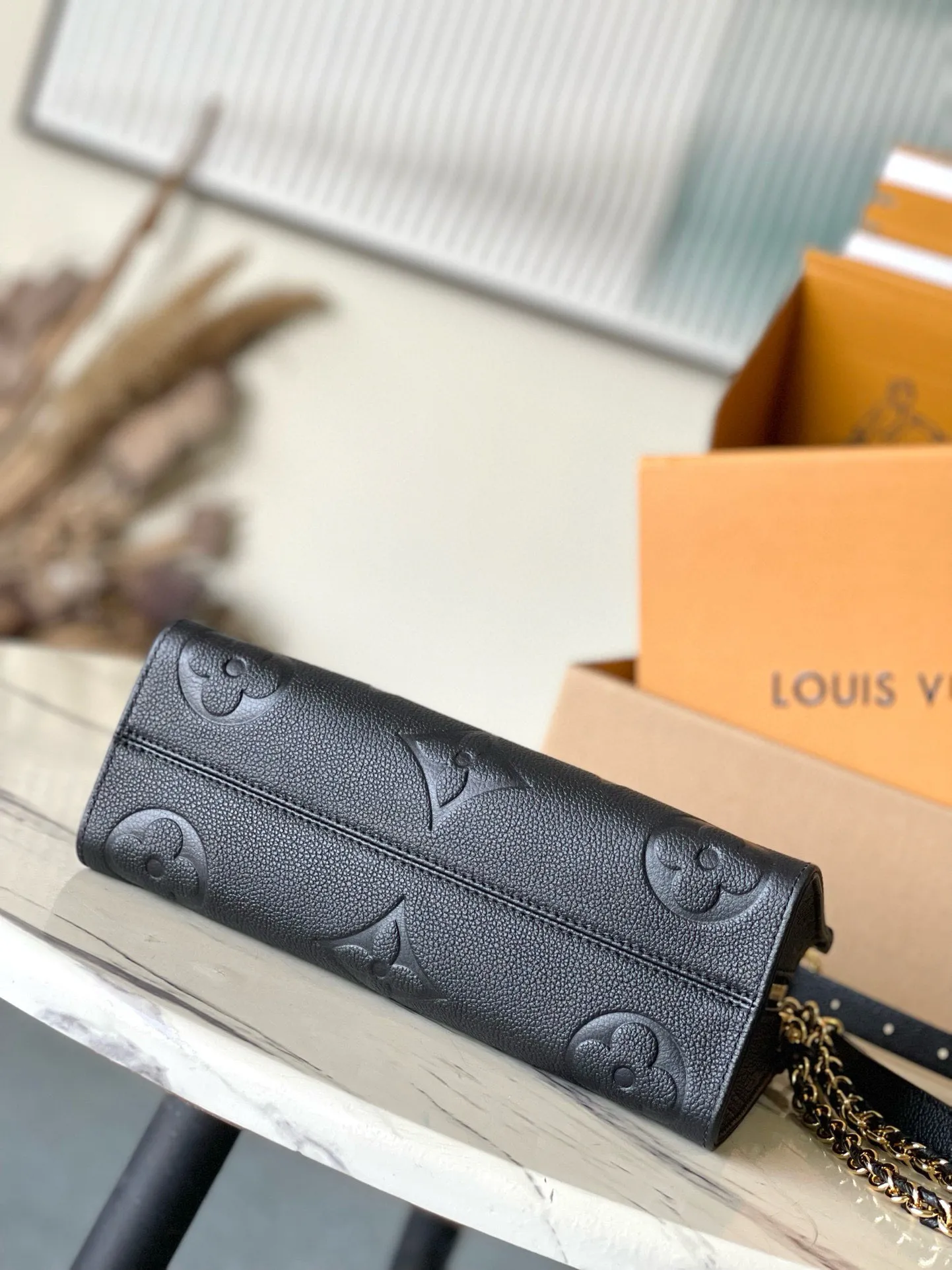 💰1100 (top layer leather) top original order M23640 black This small OnTheGo handbag is made of Monogram Empreinte leather embossed with Giant Monogram pattern, highlighting the soft and slender silhouette. The compact interior keeps your daily essentials organized, while the articulated top handle and detachable leather and woven chain shoulder strap allow for a variety of carrying options. Dimensions: 25 × 13 × 10 cm