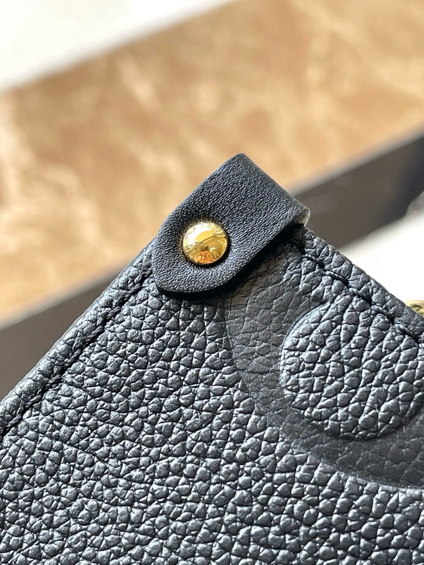 💰1100 (top layer leather) top original order M23640 black This small OnTheGo handbag is made of Monogram Empreinte leather embossed with Giant Monogram pattern, highlighting the soft and slender silhouette. The compact interior keeps your daily essentials organized, while the articulated top handle and detachable leather and woven chain shoulder strap allow for a variety of carrying options. Dimensions: 25 × 13 × 10 cm