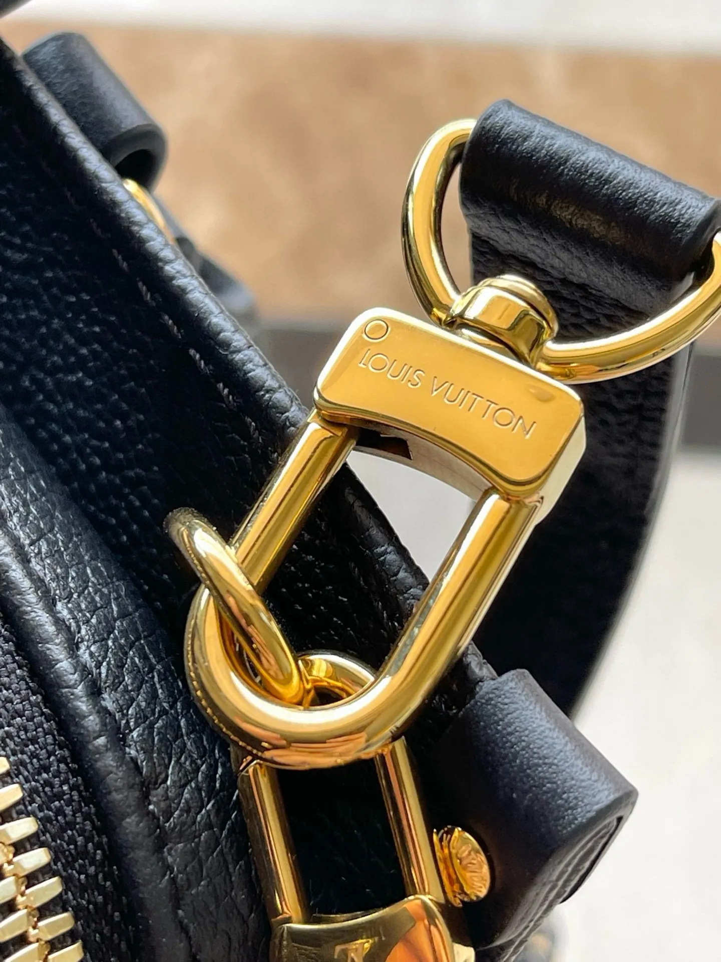 💰1100 (top layer leather) top original order M23640 black This small OnTheGo handbag is made of Monogram Empreinte leather embossed with Giant Monogram pattern, highlighting the soft and slender silhouette. The compact interior keeps your daily essentials organized, while the articulated top handle and detachable leather and woven chain shoulder strap allow for a variety of carrying options. Dimensions: 25 × 13 × 10 cm