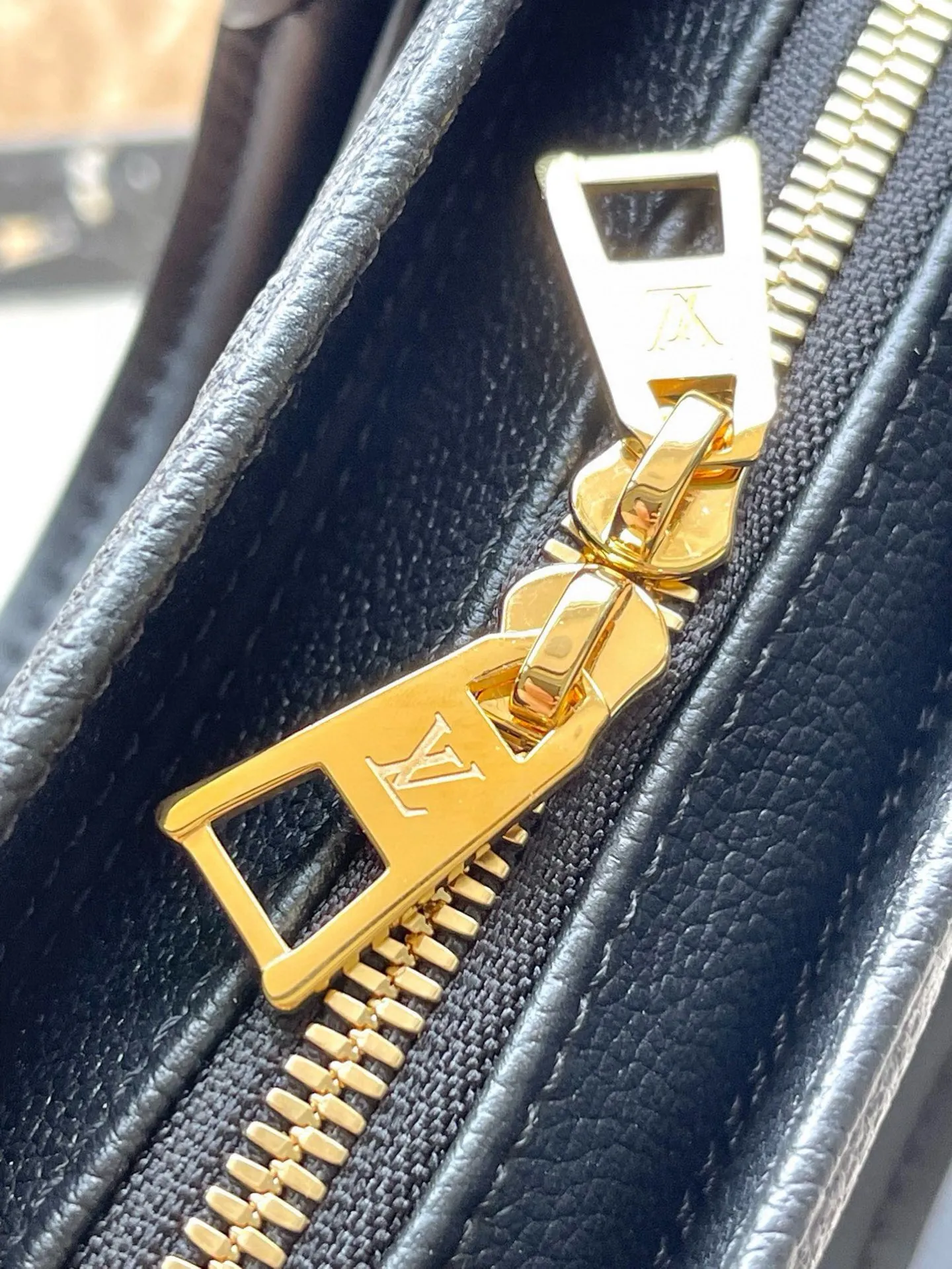💰1100 (top layer leather) top original order M23640 black This small OnTheGo handbag is made of Monogram Empreinte leather embossed with Giant Monogram pattern, highlighting the soft and slender silhouette. The compact interior keeps your daily essentials organized, while the articulated top handle and detachable leather and woven chain shoulder strap allow for a variety of carrying options. Dimensions: 25 × 13 × 10 cm