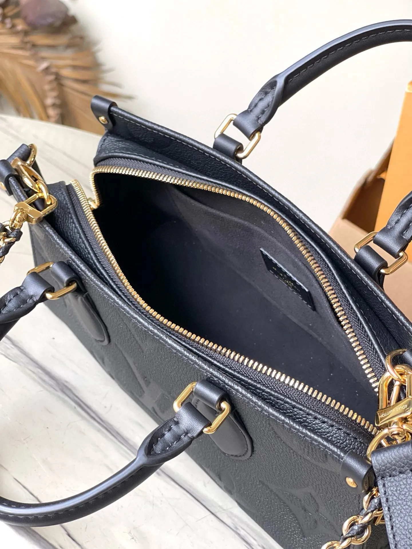 💰1100 (top layer leather) top original order M23640 black This small OnTheGo handbag is made of Monogram Empreinte leather embossed with Giant Monogram pattern, highlighting the soft and slender silhouette. The compact interior keeps your daily essentials organized, while the articulated top handle and detachable leather and woven chain shoulder strap allow for a variety of carrying options. Dimensions: 25 × 13 × 10 cm