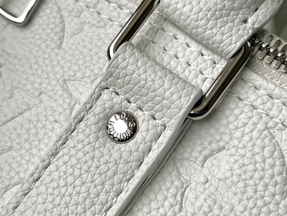 💰1740 (top layer leather) top original order M21678 x YK Keepall 50 travel bag from the x Yayoi Kusama collaboration series. Thousands of wavy points interweave into the outline of a psychedelic flower, symbolizing the brevity of life and the boundlessness of time, and representing the Japanese artist’s well-known creative imagery. The x YK logo highlights the identity of the series, making it another great collection. Dimensions: 50 x 29 x 23 cm