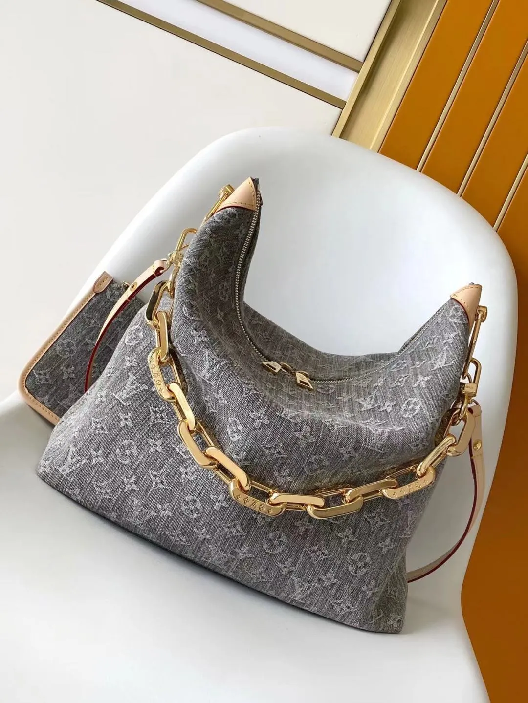 💰1340 Top Original Order M13390 Top Original Order Dynamic 163 This Coussin Hobo MM handbag celebrates the return of the brand’s iconic Monogram Denim pattern, originally launched in 2005. Made of organic cotton, it's woven from black and white yarns that have been faded to create a vintage look. Spacious, it's decorated with a light gold metallic finish and includes a removable pocket with a slide lock to securely store small items. This model can be worn crosswise, on the shoulder or on the hand.  38 x 33 x 10 cm (Length x Height x Width) Gray faded Organic cotton Natural cowhide leather lining Organic cotton lining Light gold-tone metal Sliding door closure Removable inner pocket with zipper Can contain: 13" tablet, smartphone, keys, Zippy wallet, red lips, headphones, other effects Shoulder strap: removable, adjustable Strap length: 30.0 cm Maximum strap length: 50.0 cm Chain: Removable Chain length: 30.0 cm Maximum chain length: 50.0 cm